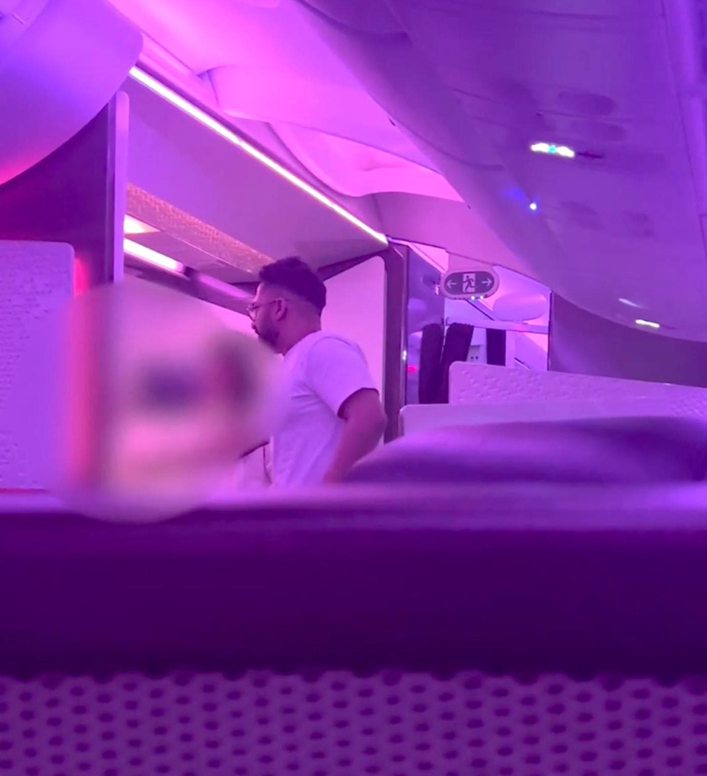 伊夫提卡爾2023年在飛機上喝醉失態,恐嚇空服員。(翻攝紐約郵報)