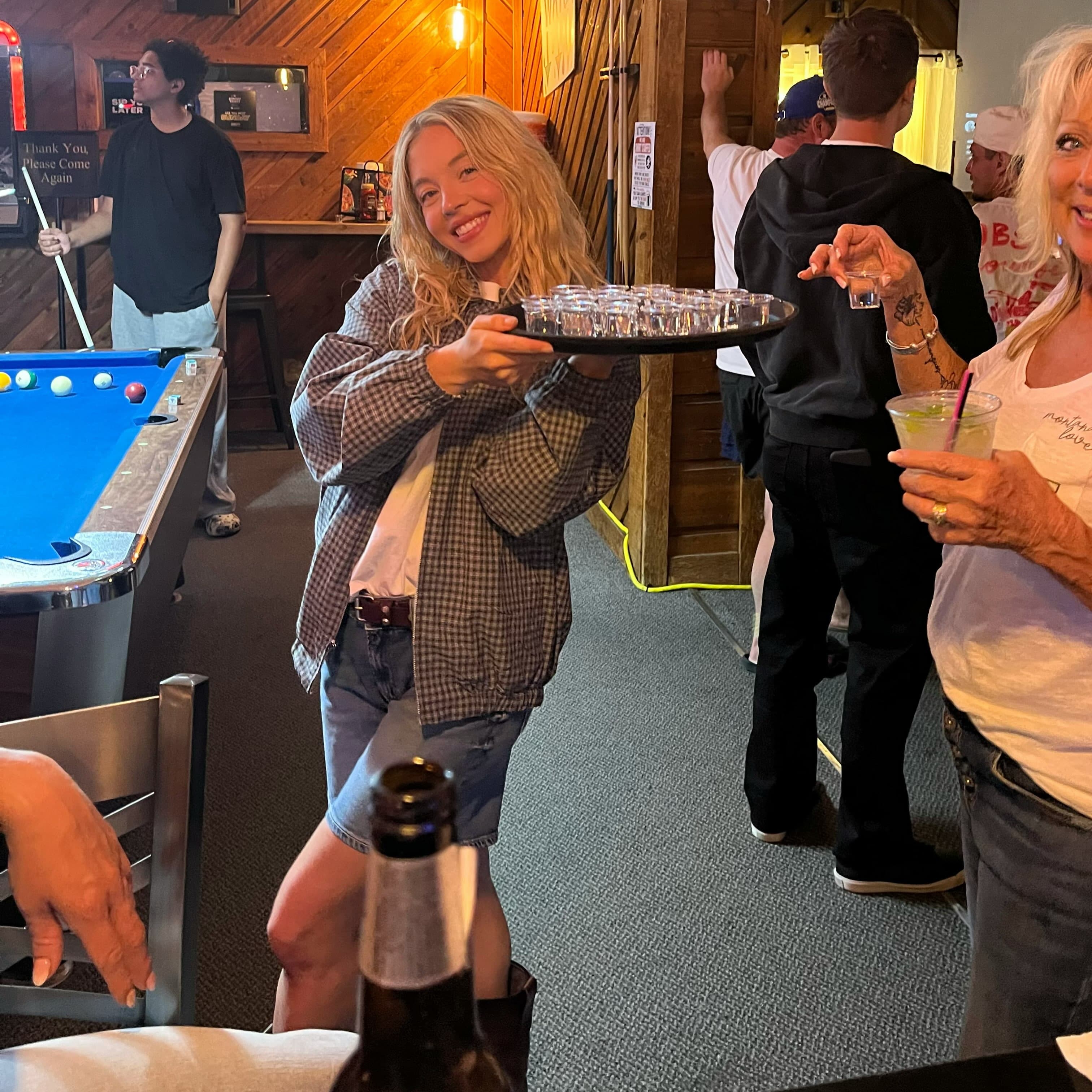 席德妮史威尼私下穿著休閒,享受與親友共度的夏日假期。(翻攝sydney_sweeney IG)