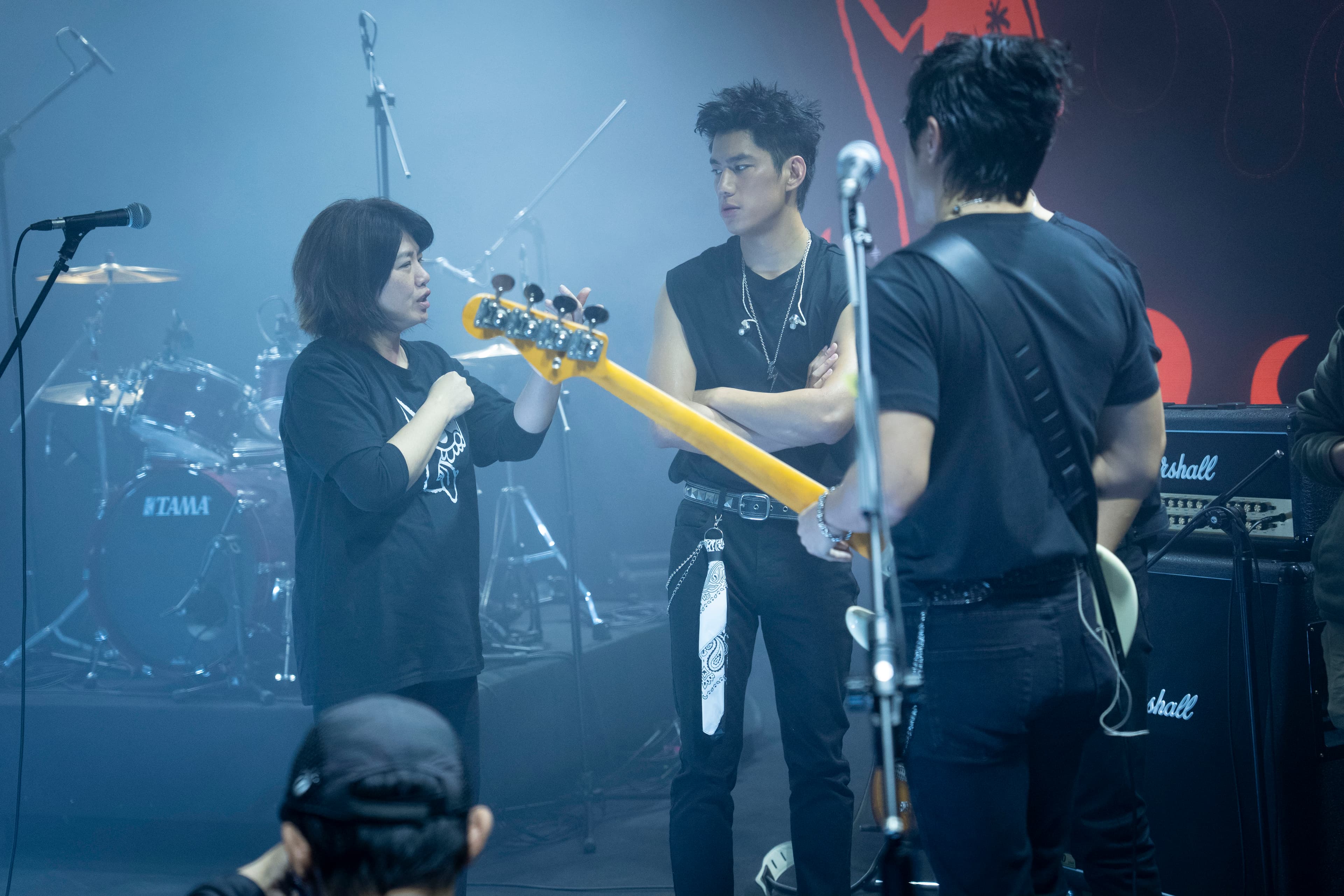導演嚴藝文（左）要求朱軒洋（中）在演唱會場面真唱，以拍出臨場感。（公視提供）