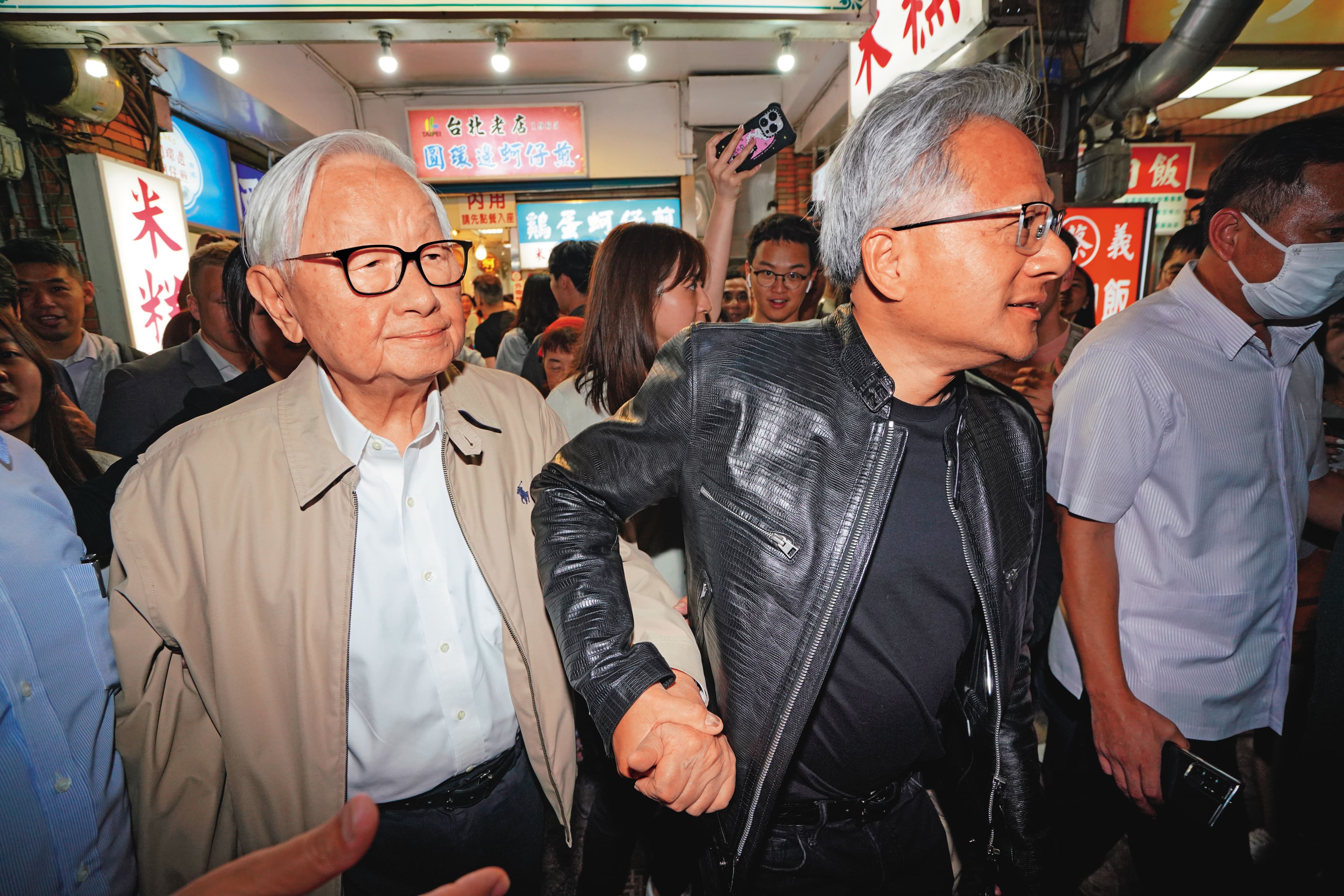 黃仁勳(右)來台不只見了台積電創辦人張忠謀(左),也到台積電總部拜訪。