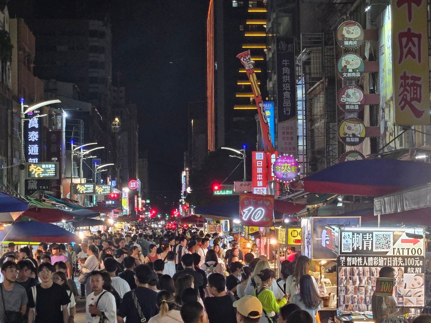 《角頭—大橋頭》演員昨（7日）晚間現身瑞豐夜市掃街，包含王識賢、王陽明、高捷、張懷秋等，讓夜市被圍觀的粉絲與觀光群眾擠爆。（翻攝自臉書＠陳其邁）