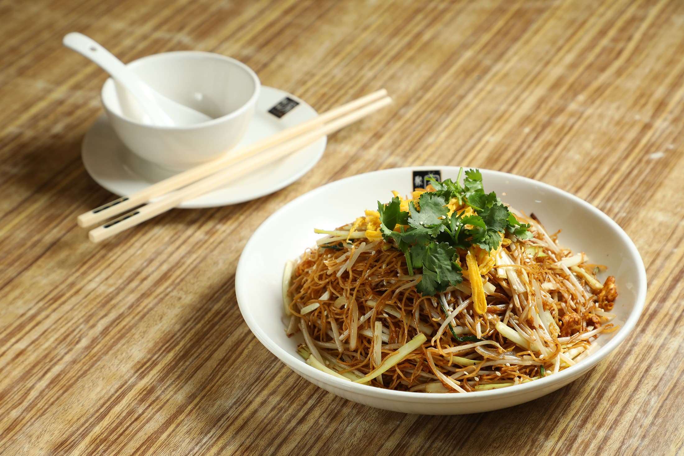 「豉油皇炒麵」是聚興家的隱藏版菜單,醬香十足、鑊氣逼人,絕對讓人一吃難忘。(港幣98元/份,約NT$375)
