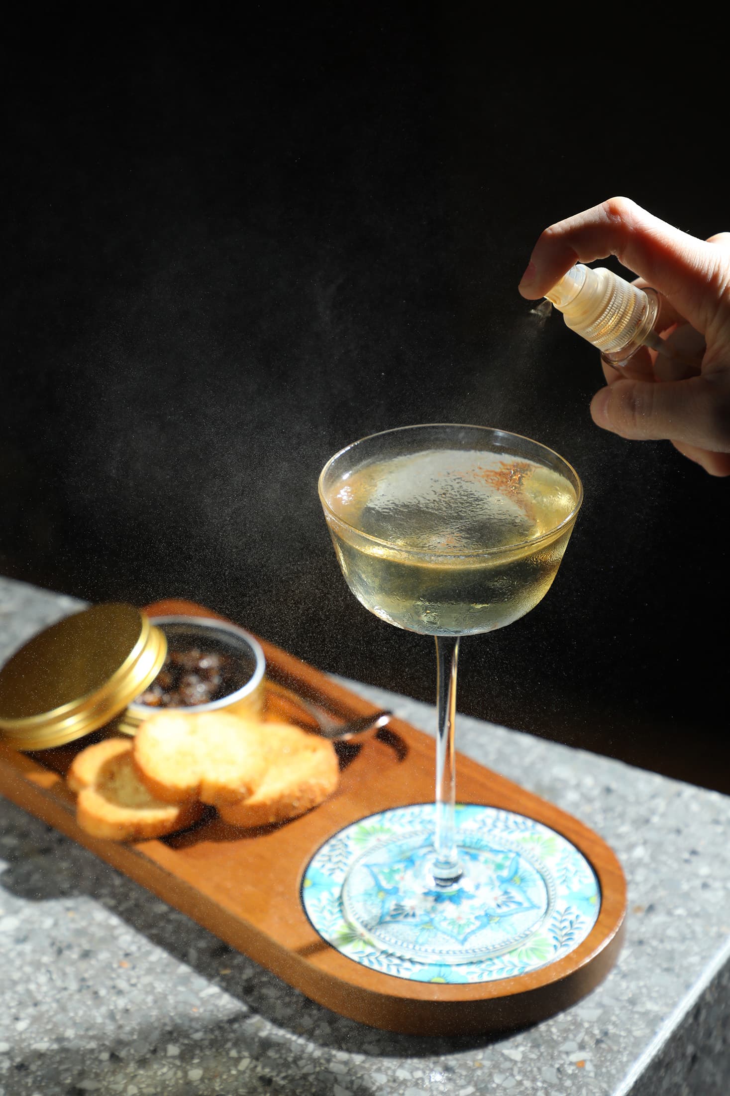 「Pepper Crab」以梅茲卡爾酒為基底,加入龍蝦殼並搭配黑胡椒蟹肉碟,將餐酒完美融合。(600元/杯)