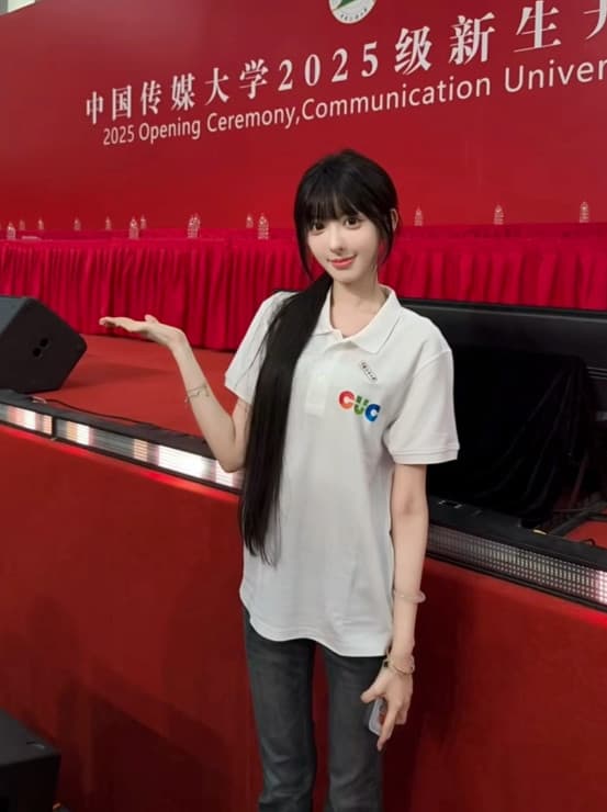 胡馨怡順利錄取中國傳媒大學,開心出席開學日。(翻攝微博)