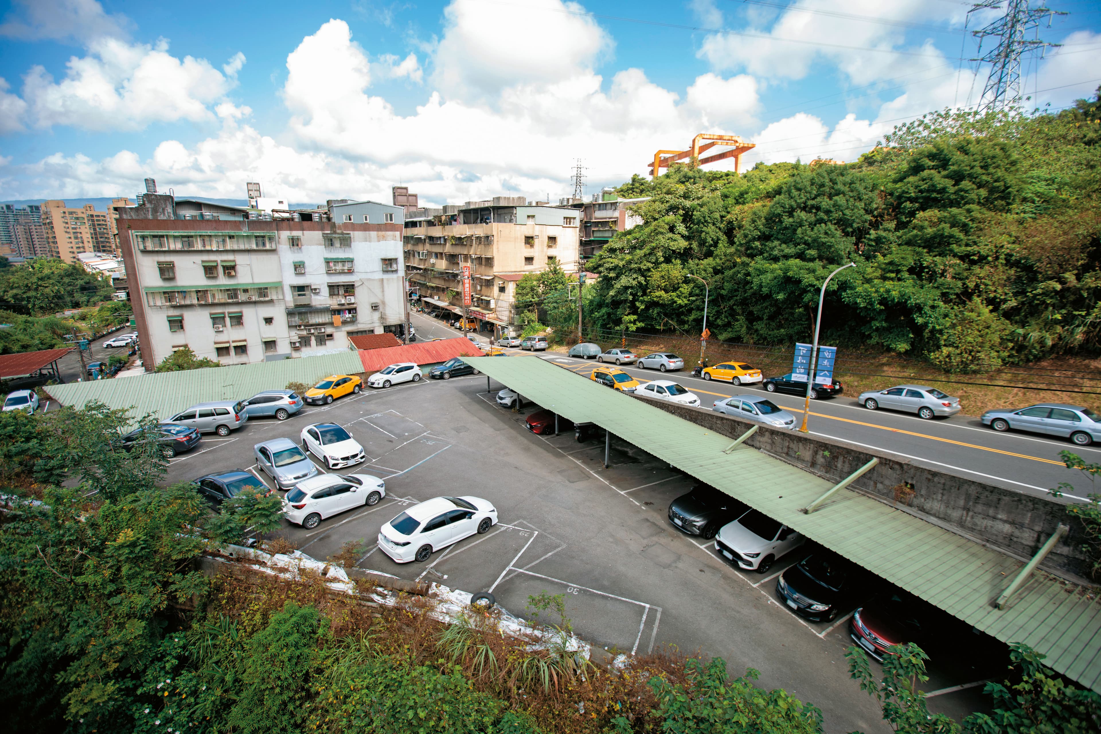 廖家被控占用國有地經營停車場,每月收入超過10萬元。