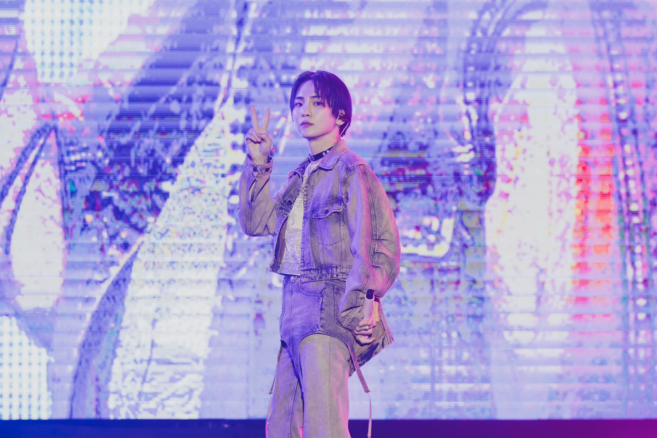 SHINee成員KEY今年3月在櫻花季表演得大汗淋漓。(寬寬整合行銷提供)