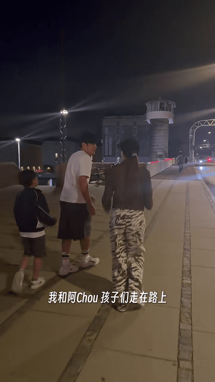 周杰倫、昆凌跟兒子Romeo走在丹麥街頭,享受難得的平凡親子時光。(翻攝昆凌小紅書)
