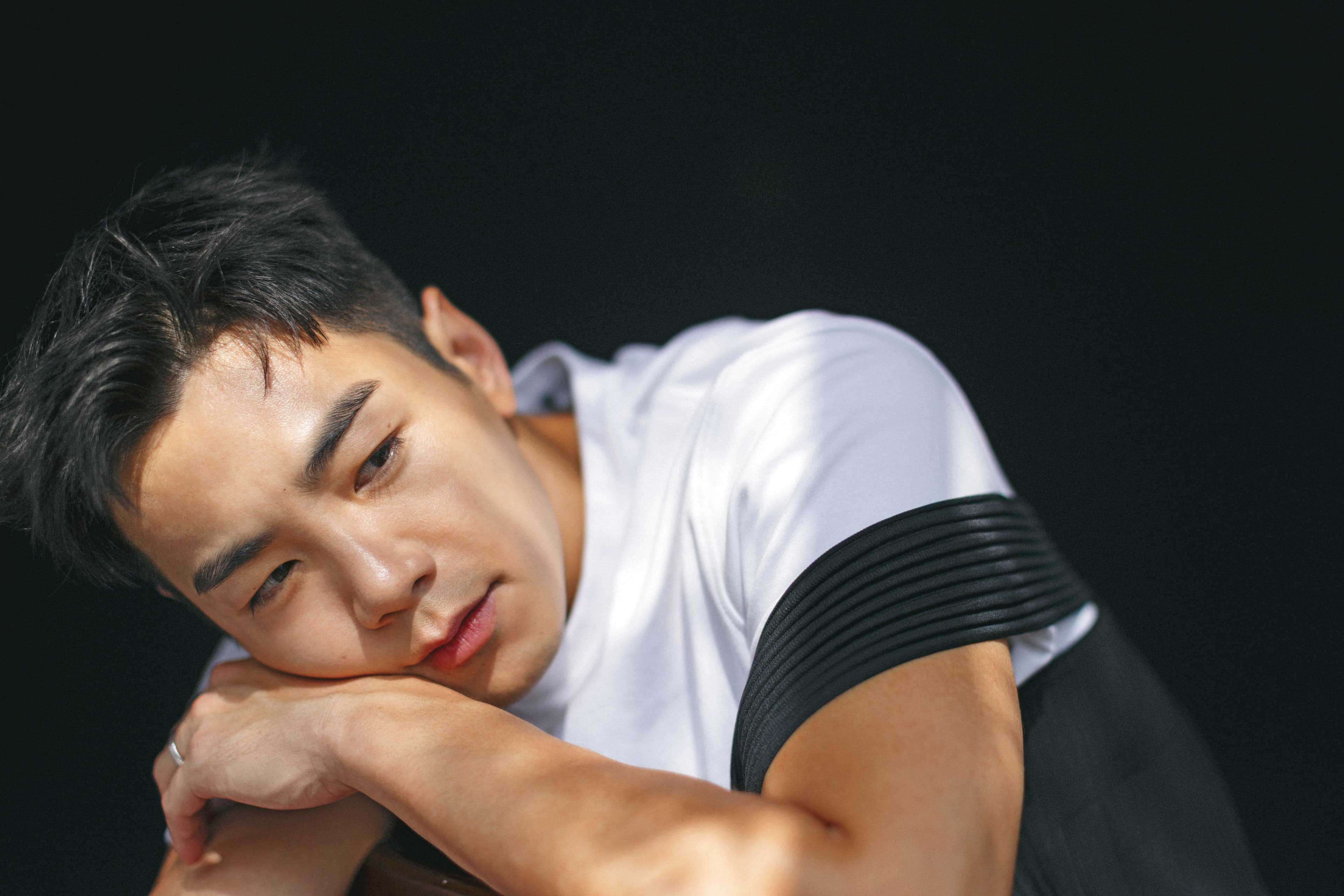喜歡刺激的運動,身材也練得結實有型,不過禾浩辰說話的調子卻頗似小綿羊。