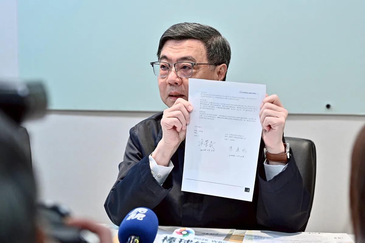 卓榮泰包機赴日為台灣選手加油,先是被在野懷疑利用公費,但昨秀出包機單據後又被質疑價格太便宜。(行政院提供)