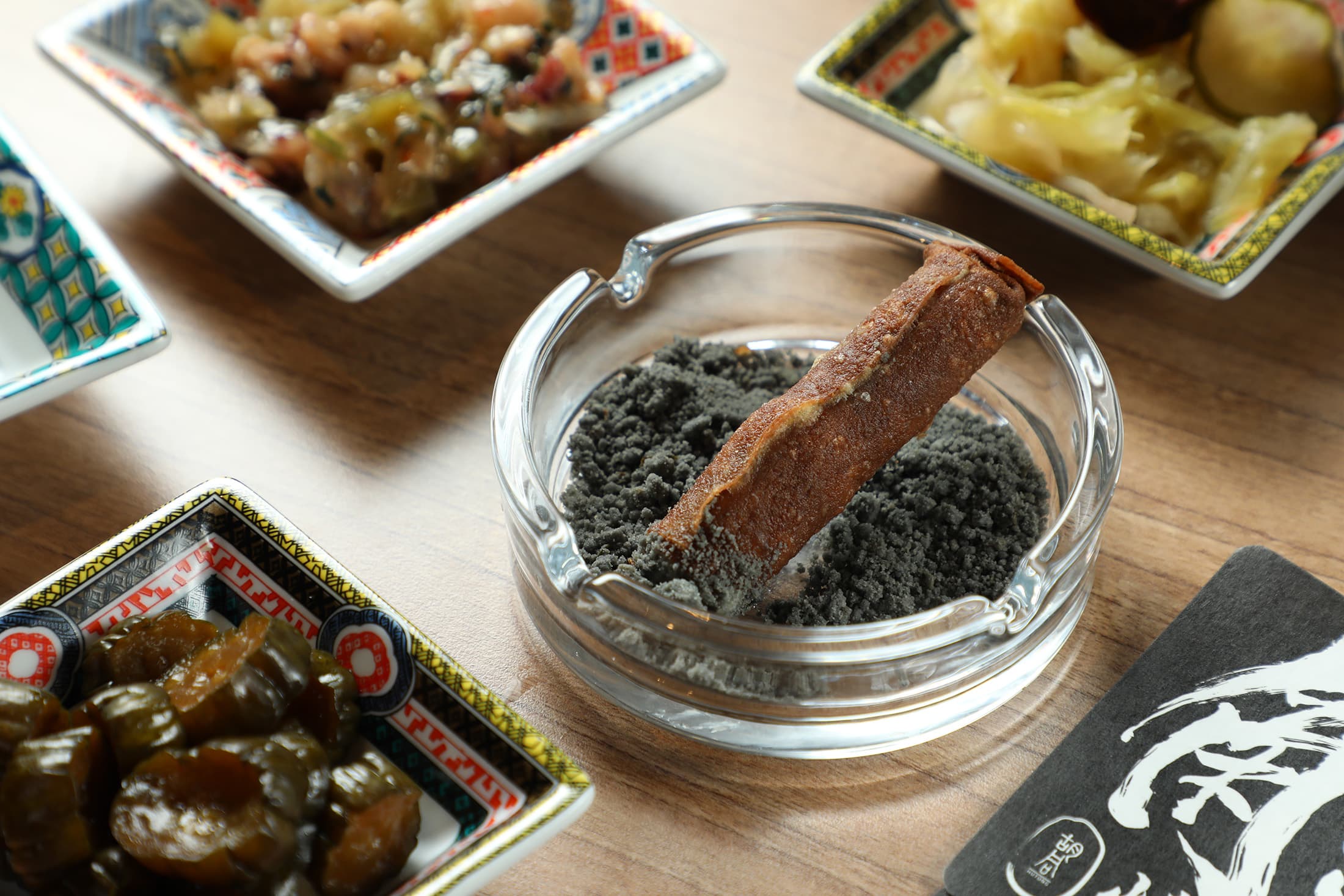 「麥克哥雪茄」將炸乾的潤餅包入松葉蟹、鮭魚卵。(99元/份)