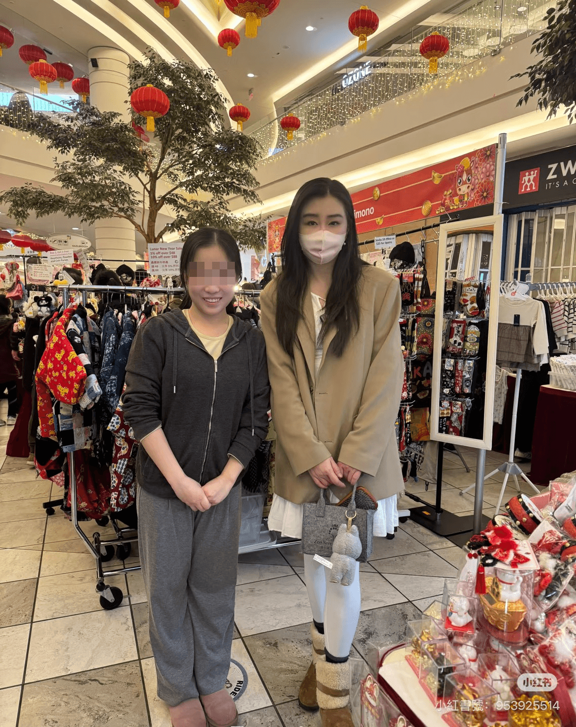王祖賢跟店員合照,她的包包裡放了一隻超大梳子。(翻攝小紅書)