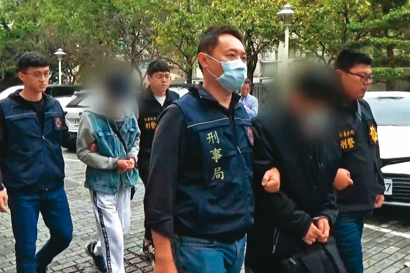 廖男(前)張男(後)因涉嫌詐保,遭警方移送法辦。(翻攝畫面)