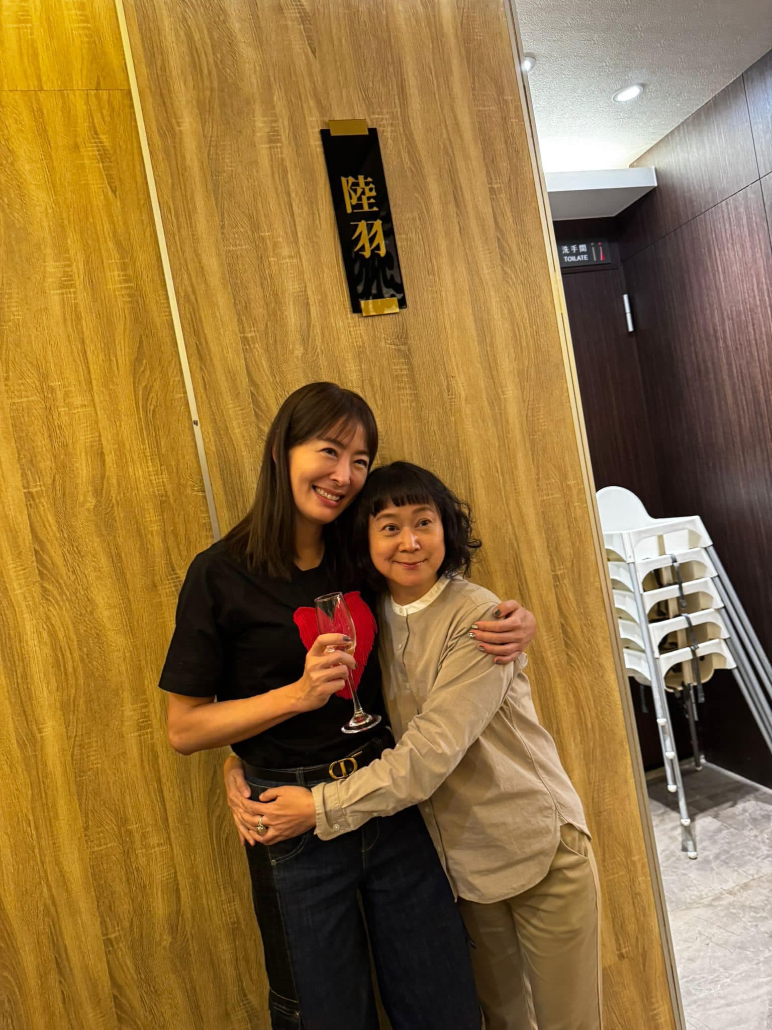 王月與賈永婕擁抱,大讚賈永婕是藝人之光。(翻攝郁方臉書)
