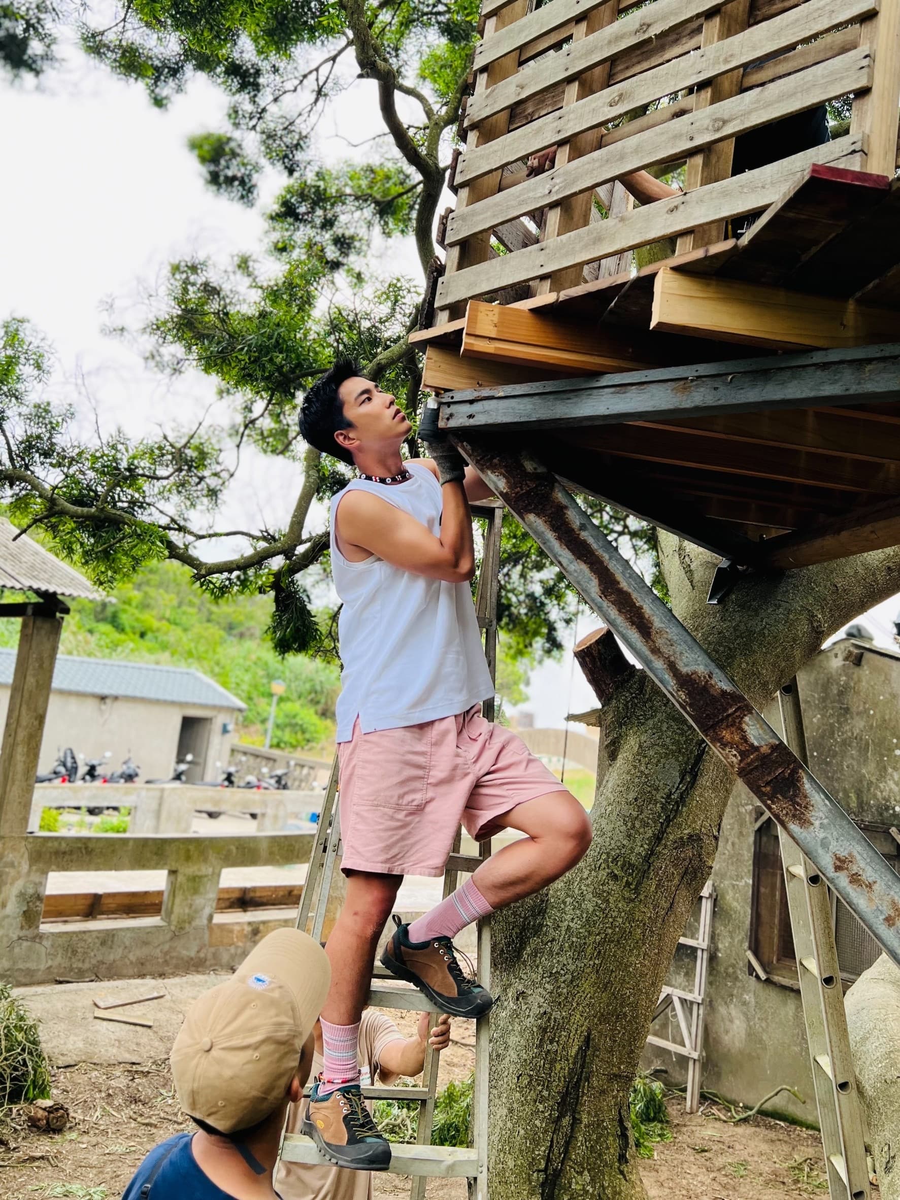 曾敬驊與團隊遠赴馬祖,在當地居民協助下完成樹屋。(公視提供)