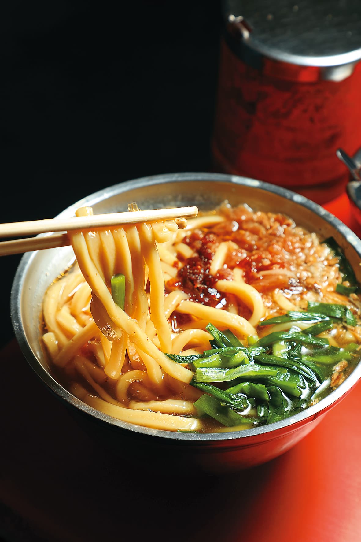 「大麵羹」以油蔥、韭菜提味,麵條柔軟,很容易就吃下一大碗。(40元/份)