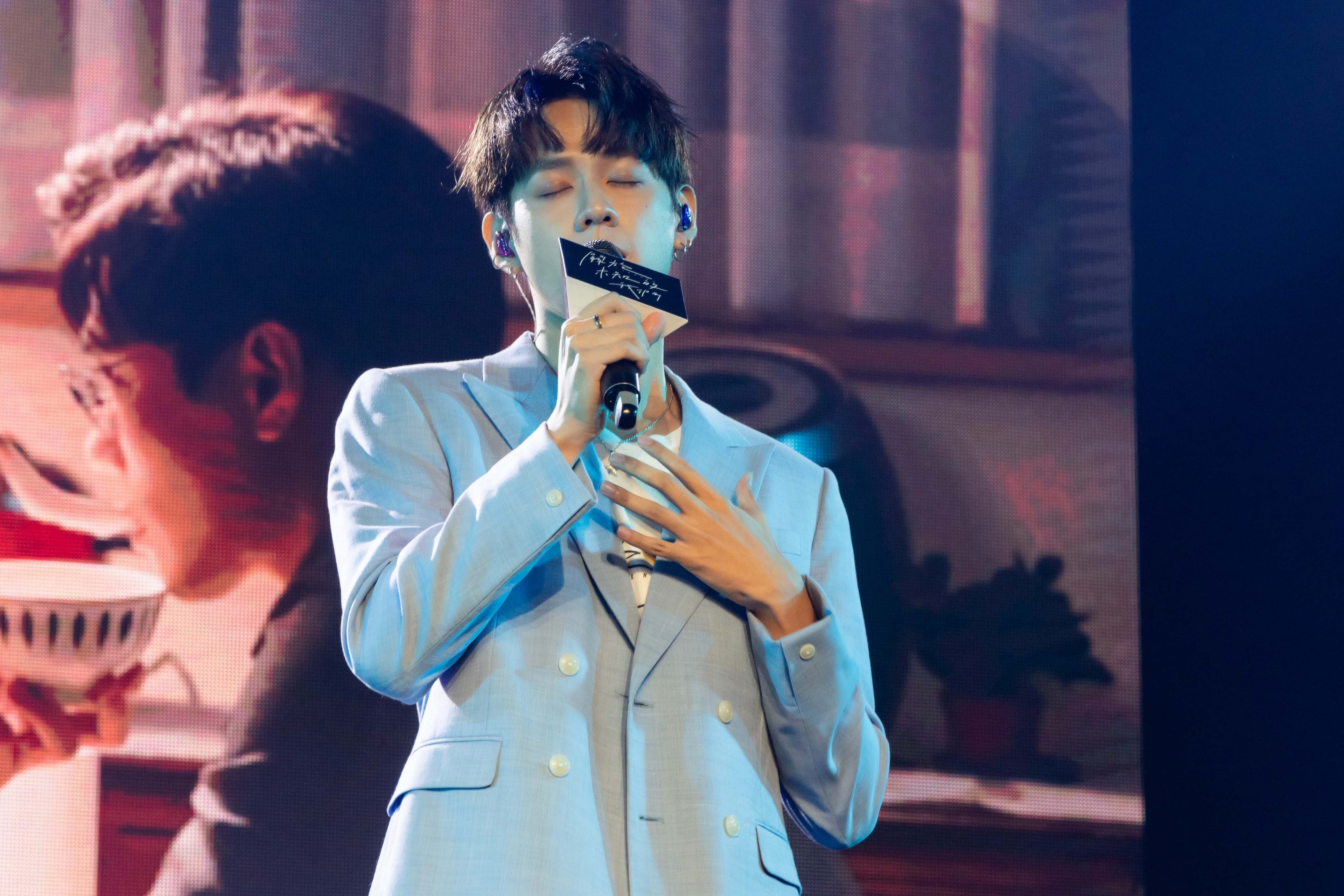 《關於未知的我們》洪暐哲演唱戲劇片尾曲〈怪咖〉。(結果娛樂提供)