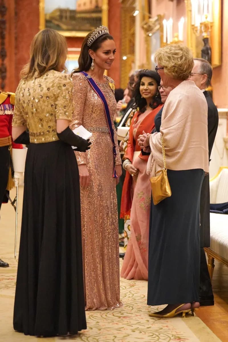 去年12月，凱特王妃穿Jenny Packham禮服亮相白金漢宮出席年度外交招待宴，這套禮服她在6月出席約但王儲婚禮的晚宴上也穿過。（翻攝X@RoyalFamily）