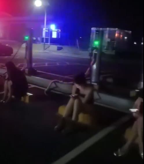 一群正妹逐一坐在電動車停車格,等待上門充電的車主選擇性交易。(翻攝X@JenniferZeng15)