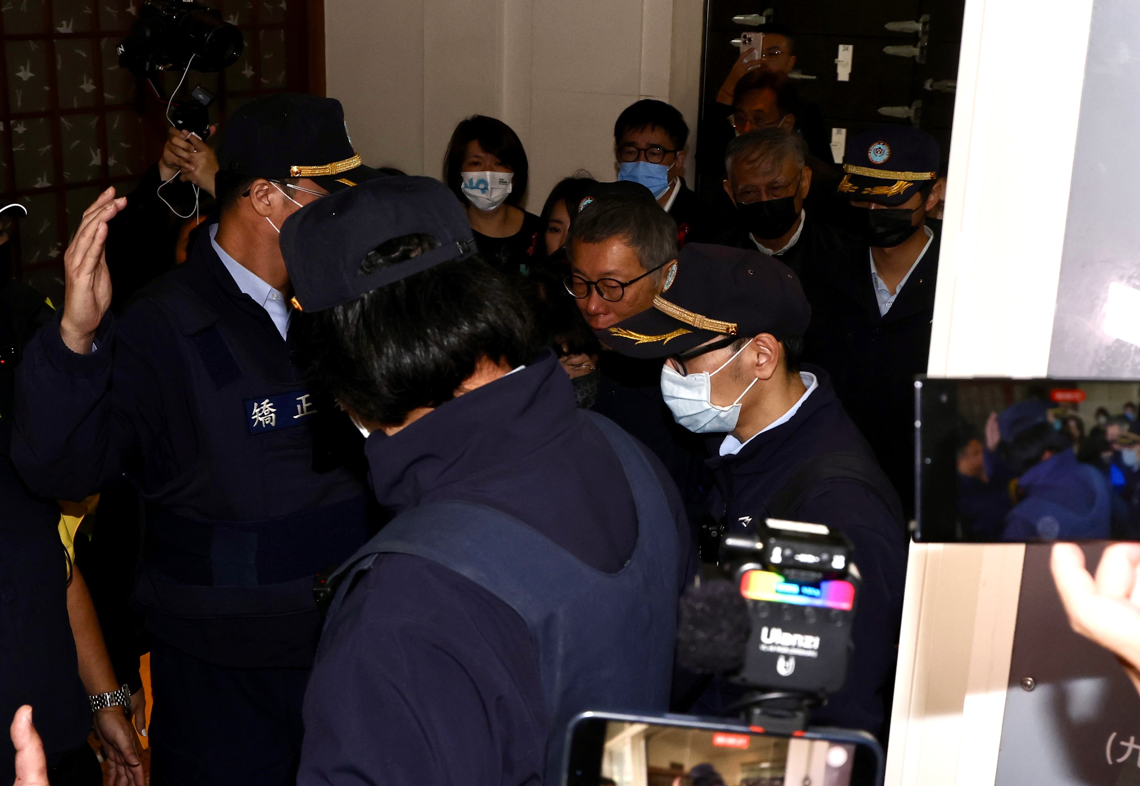 陳佩琪緊抱柯文哲長達10秒,遲遲不肯鬆手。
