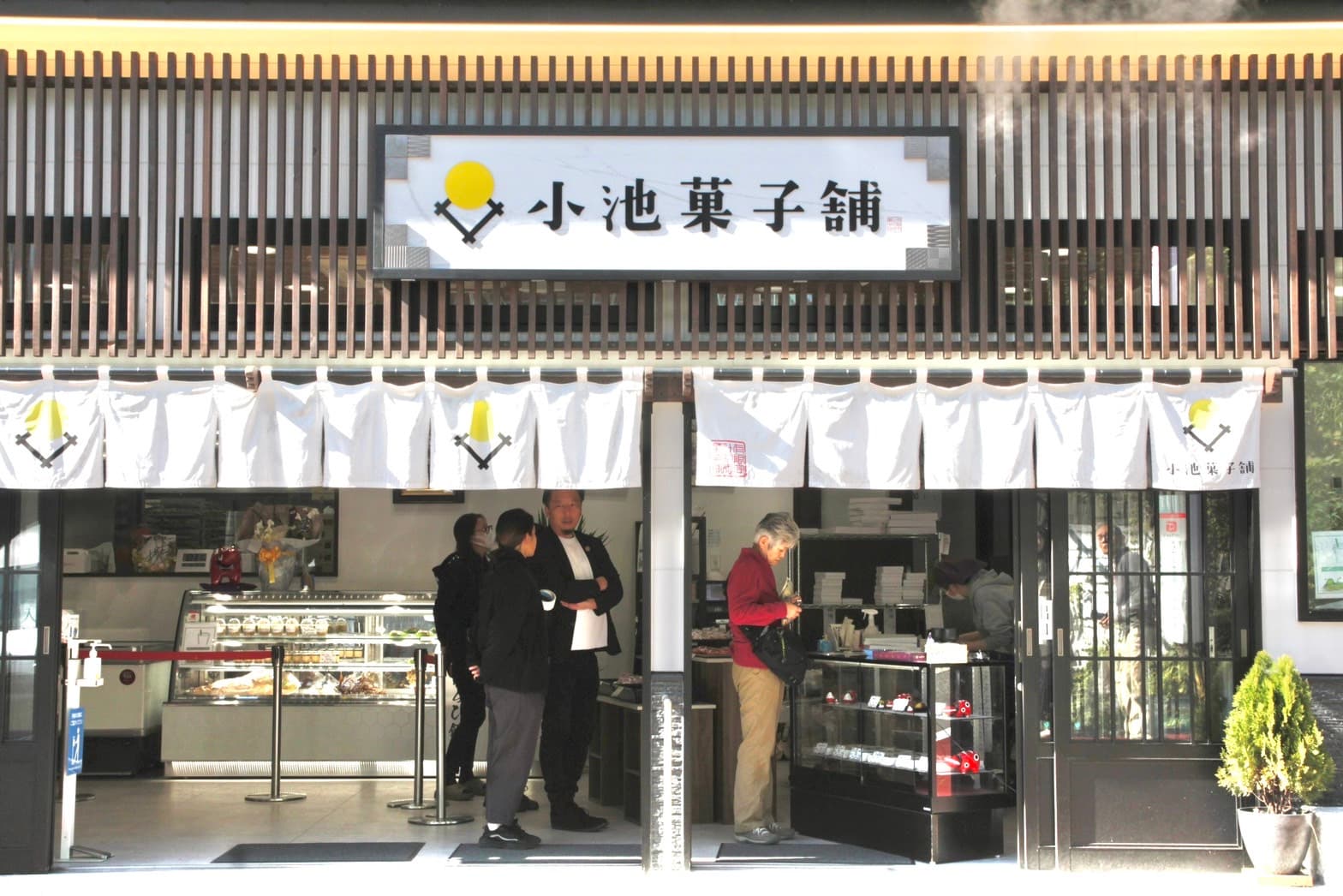 「小池菓子鋪」本店位於寧靜的住宅區當中,店內也有內用空間提供給客人使用。
