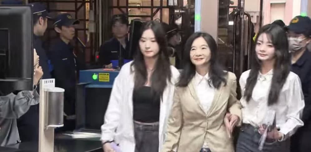 應曉薇面露微笑,女兒應佳妤(右)也陪同。