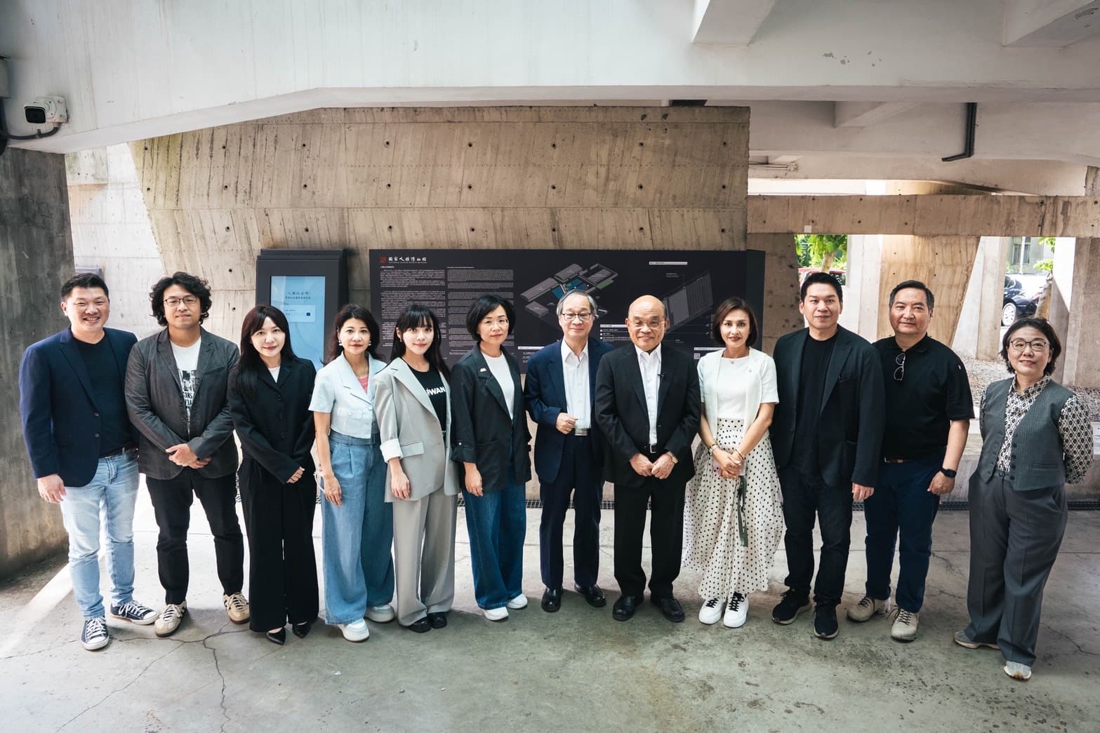 蘇貞昌昨與文化部長李遠、綠委們到白色恐怖景美紀念園區參訪。(蘇貞昌辦公室提供)