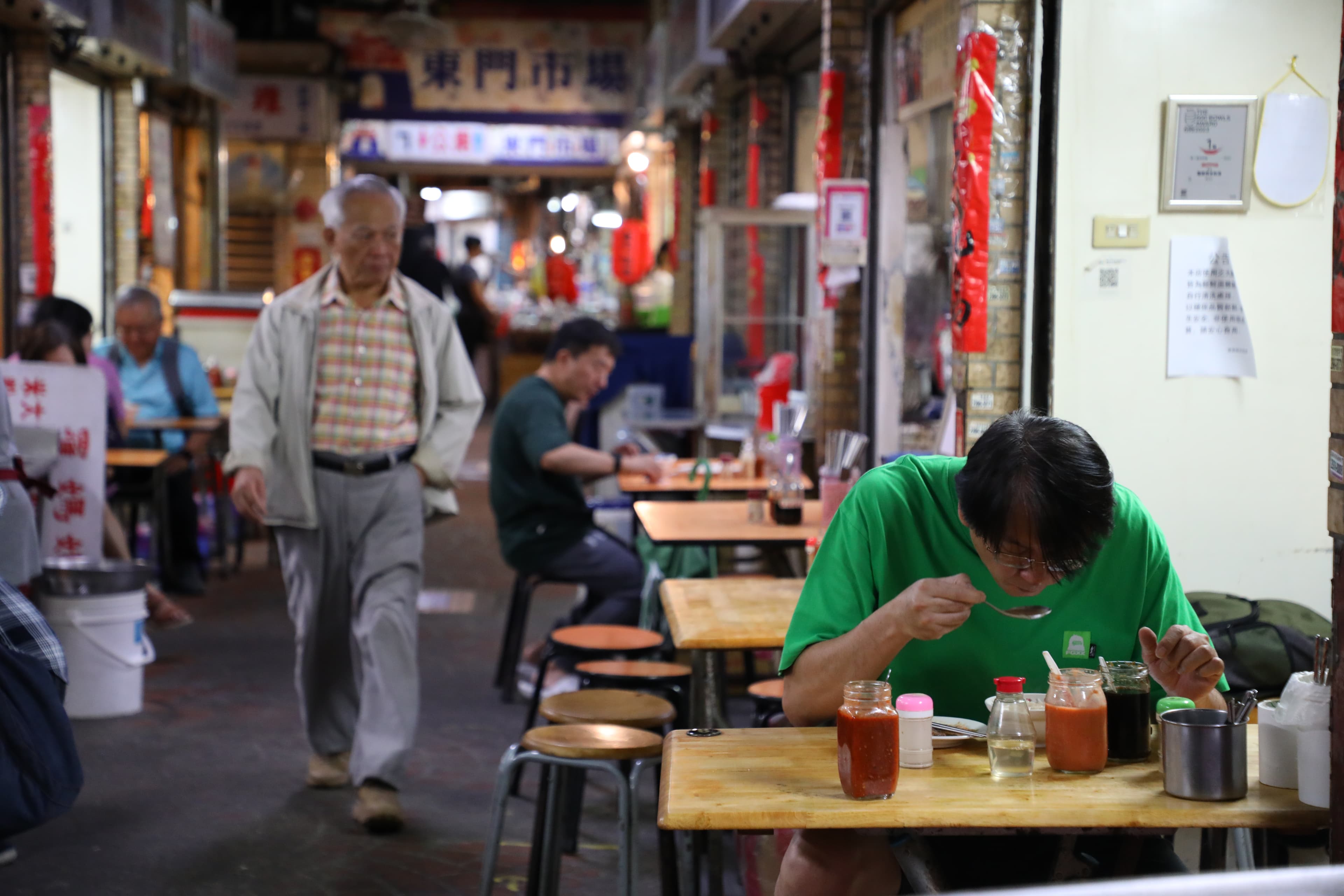 無論是否用餐時間,都有食客在埋頭苦幹。