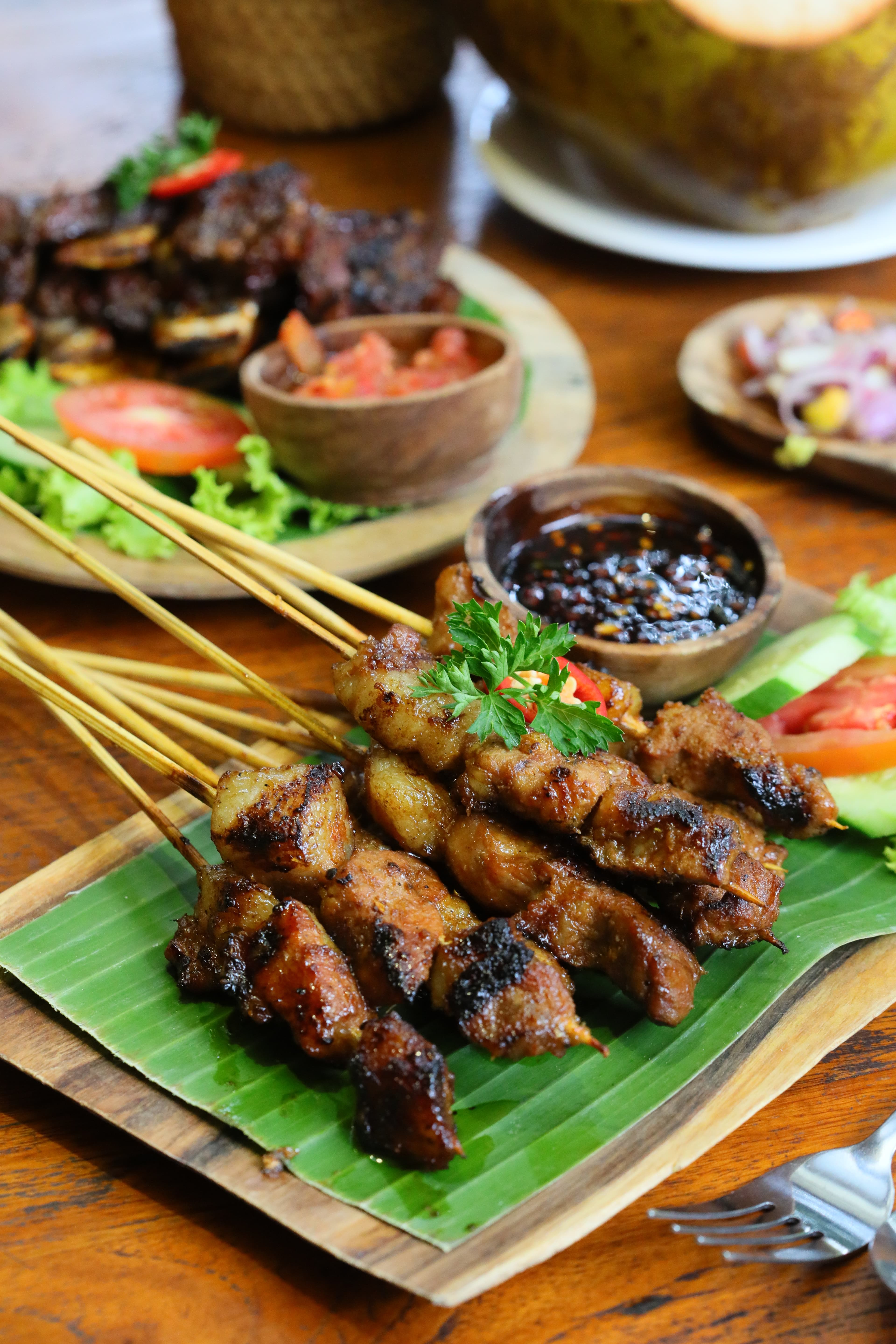豬肉沙嗲「Sate Babi Ala Wpk」烤得焦香入味,不沾醬料也好吃。(10萬印尼盾/份,約NT$203)