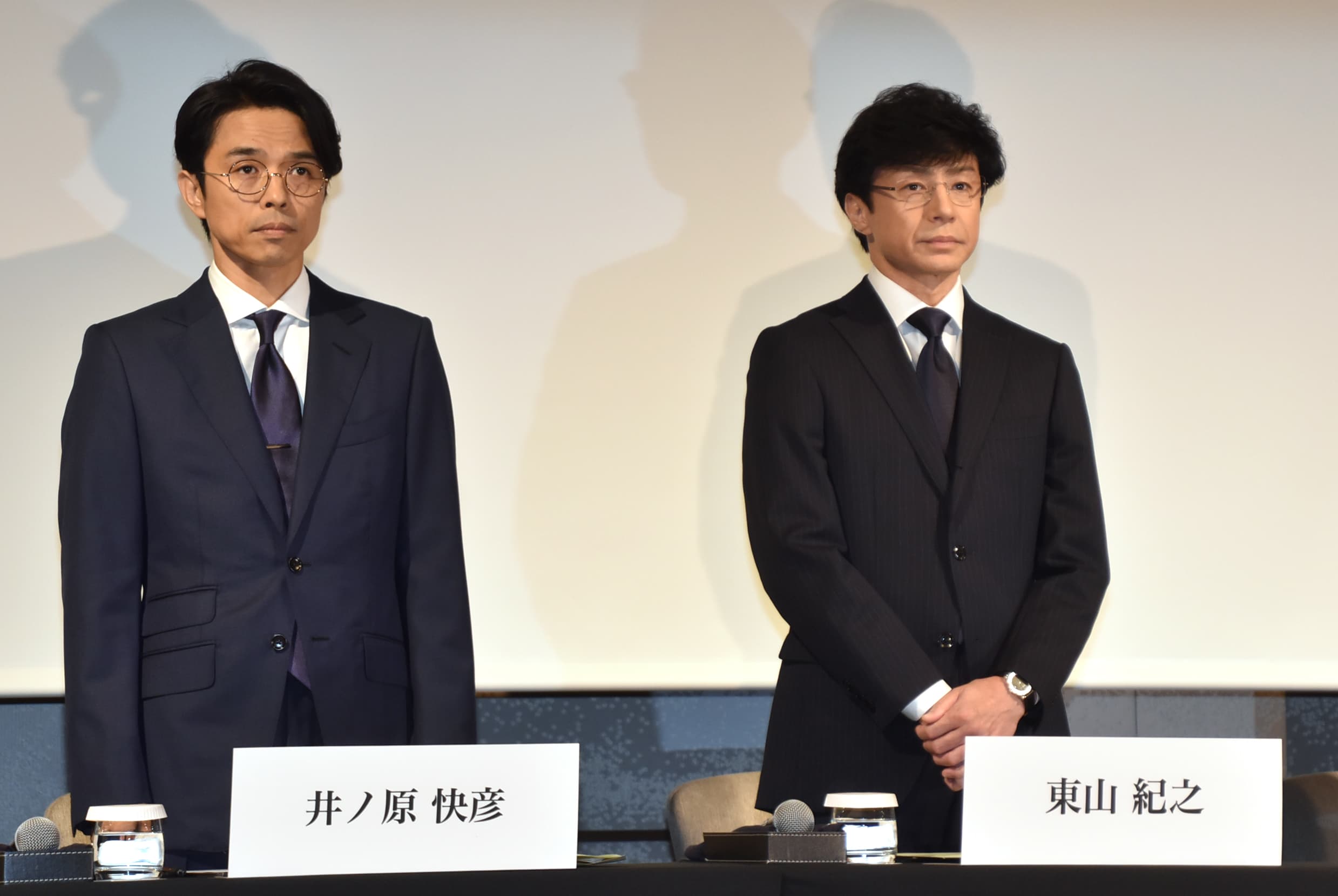 昨東山紀之(右)與井之原快彥在律師陪同下二度召開記者會。(翻攝自ORICON)