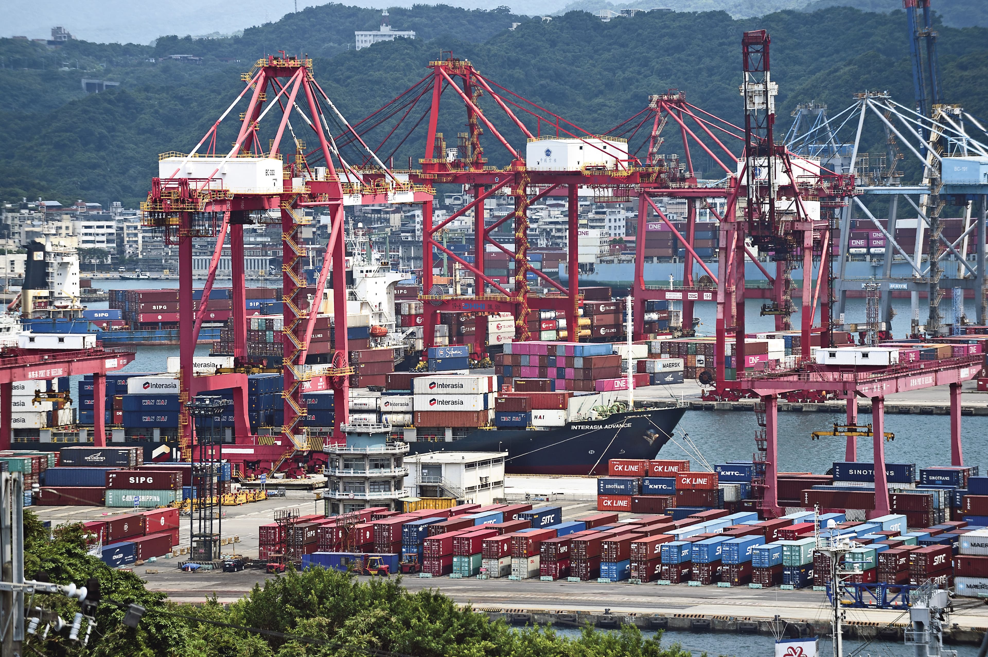 台灣在AI趨勢帶動下,電子資通訊產品占出口總額比重連11個月正增長。