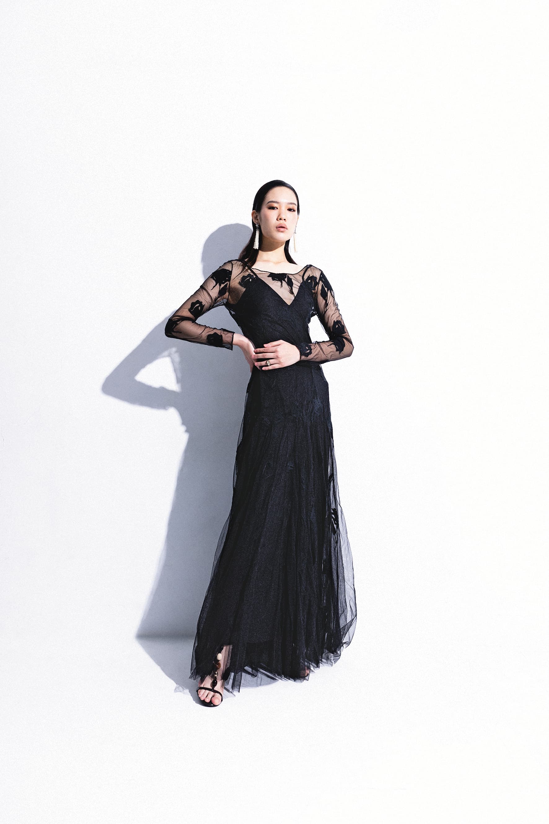 黑色玫瑰刺繡薄紗洋裝,NT$42,800 by BLUGIRL;寶石串珠高跟鞋 NT$46,900 by FERRAGAMO;星星珍珠墜飾耳環,私人提供;珍珠戒指,私人提供