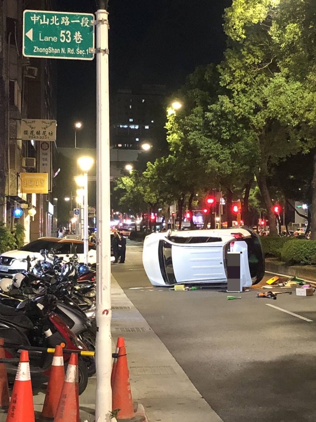 警方調閱監視器發現潘男駕駛的車輛(藍圈)擦撞前方轎車而致翻覆。(翻攝畫面)