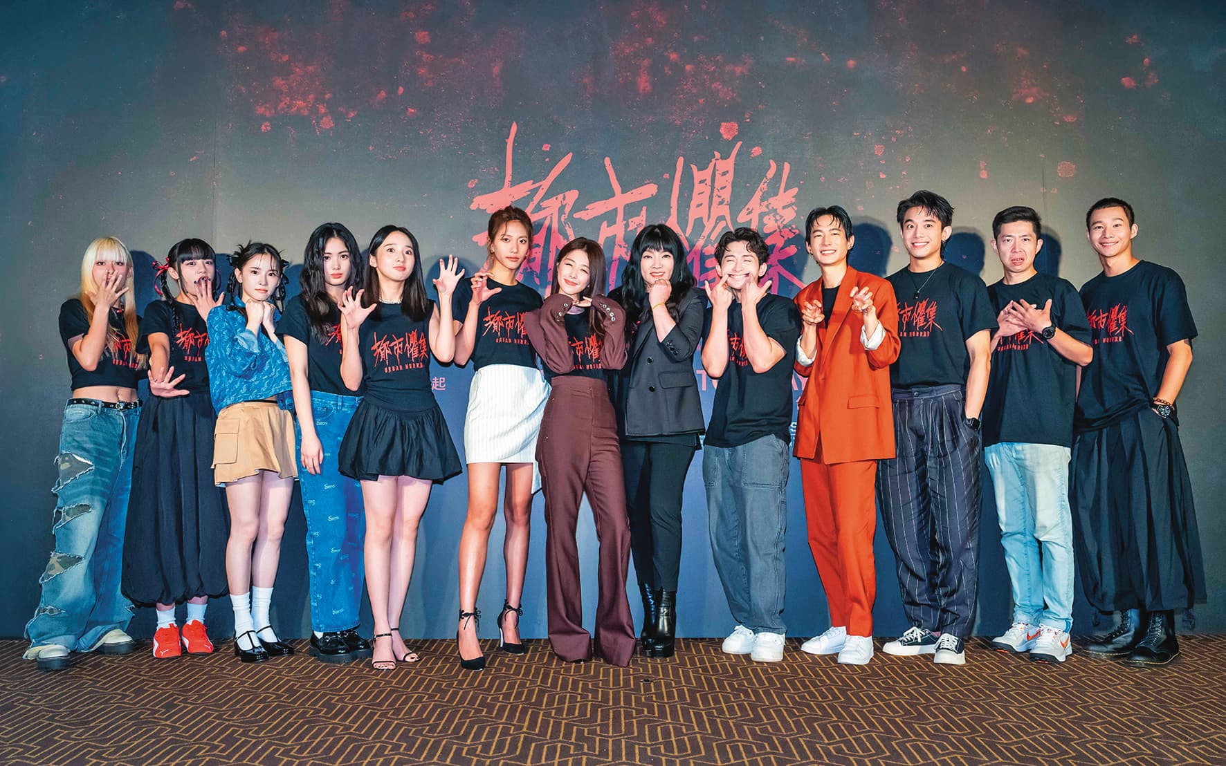 《都市懼集》演員陣容龐大,黃冠智(右起)、竺定誼、初孟軒、黃河、曾博恩、唐綺陽、邵雨薇、黃珮琪、李沐、雷嘉汭、盧以恩、林葦妮、主題曲演唱人陳泳希一同出席首映。(CATCHPLAY+提供)