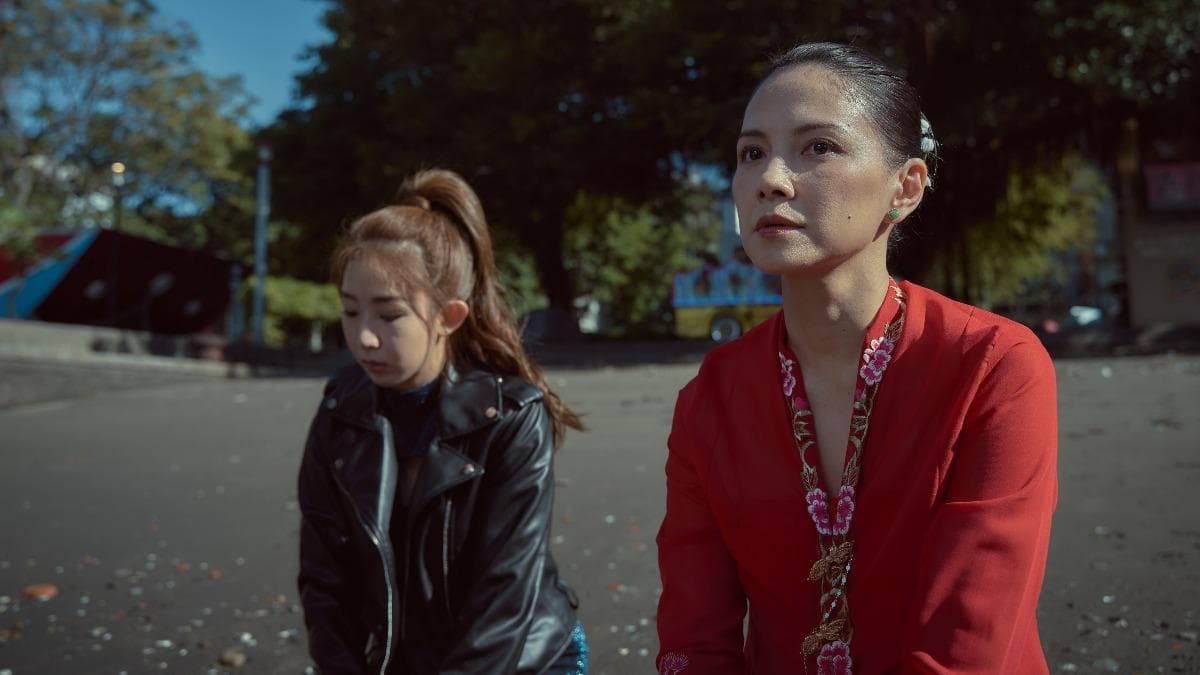 李心潔(右)為《愛情城事》首度執導劇情片,並參與導演張吉安執導的故事,與郭書瑤(左)有對手戲。 (華映娛樂提供)