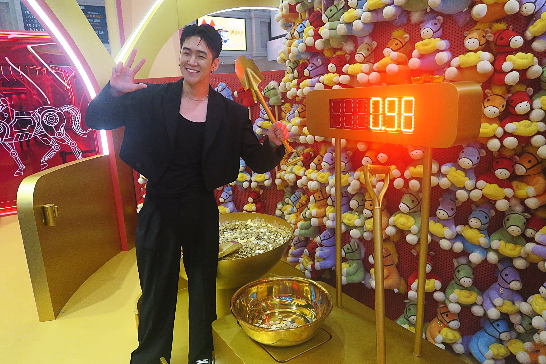 「撈金達人」的遊戲規則是鏟3次，盆內硬幣總重量尾數為8即可獲獎。
