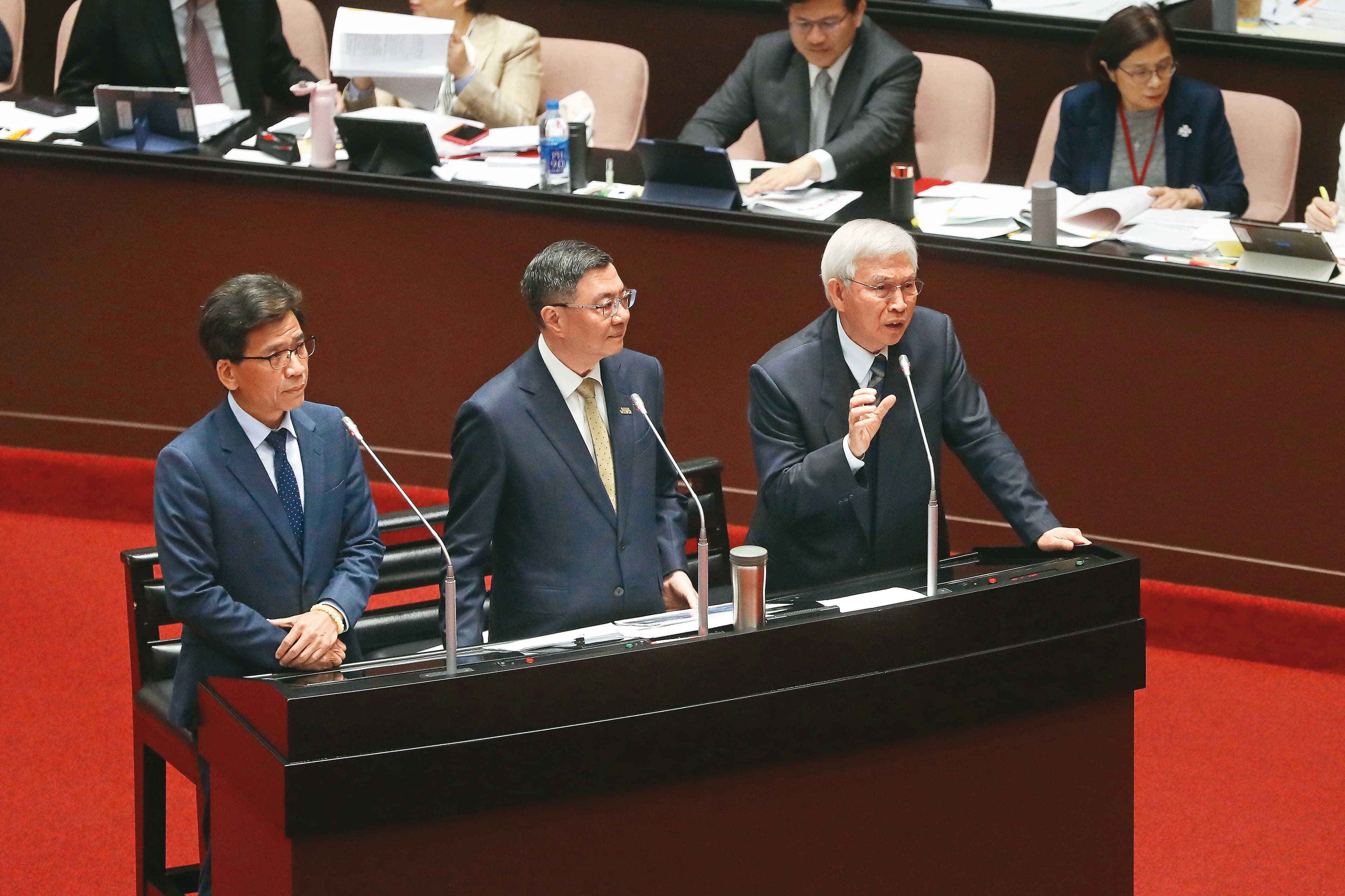 2大財金部會主管因新台幣強升，連番喊話穩定市場信心。