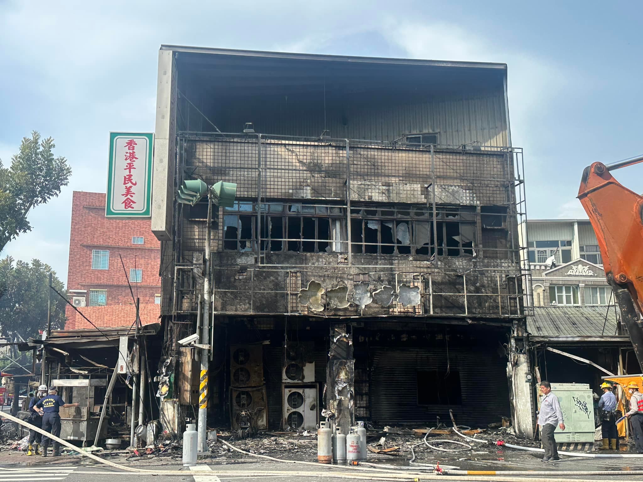 瓊姐車仔麵店面被燒成焦黑。(翻攝瓊姐車仔麵老闆娘threads)