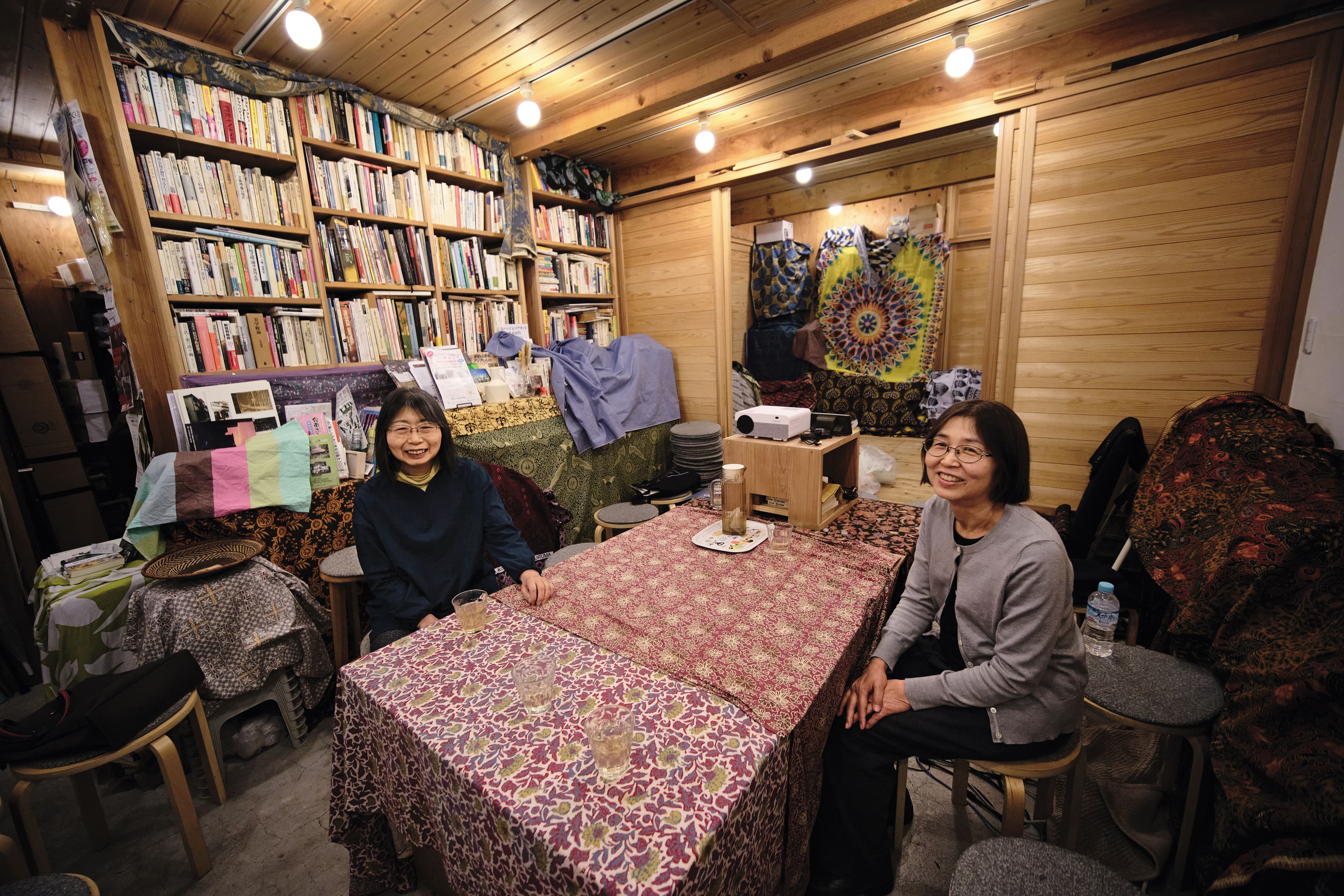 東京市民小林晶子(右)和植松明子(左),籌劃核電影展放映,希望讓社會持續關注核電議題。