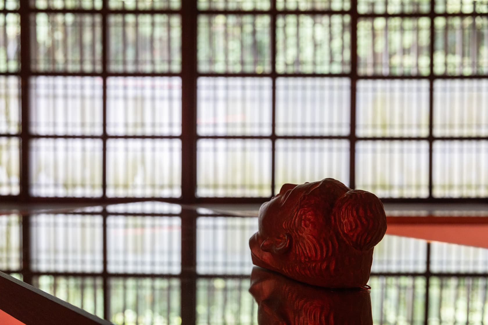 日本藝術家澤拓將其祖母的遺物放入作品中，呼應採金的百年歲月。