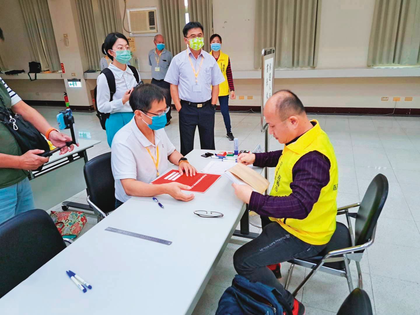 2023年底,復康聯盟推派4名不知情者,代表黨完成立委參選登記。(蔡松益博士競選辦公室提供)