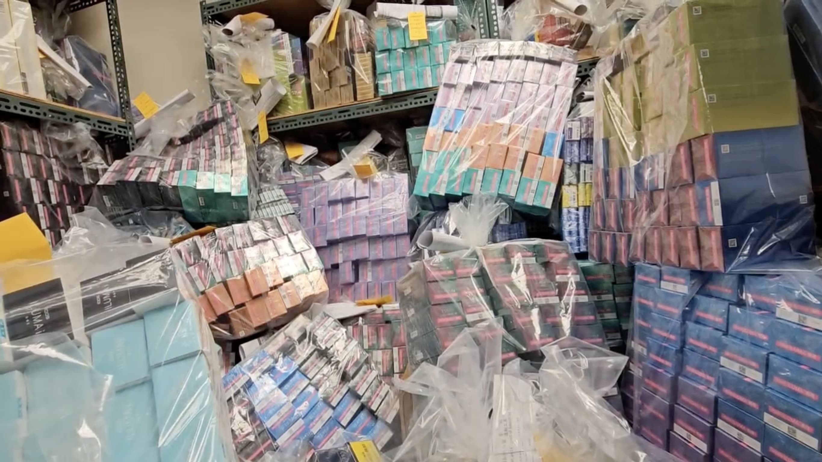 加熱菸仍無法依法上市,民眾攜帶入境被查扣,數量多到已經塞爆機場海關儲藏室。(黃建賓辦公室提供)