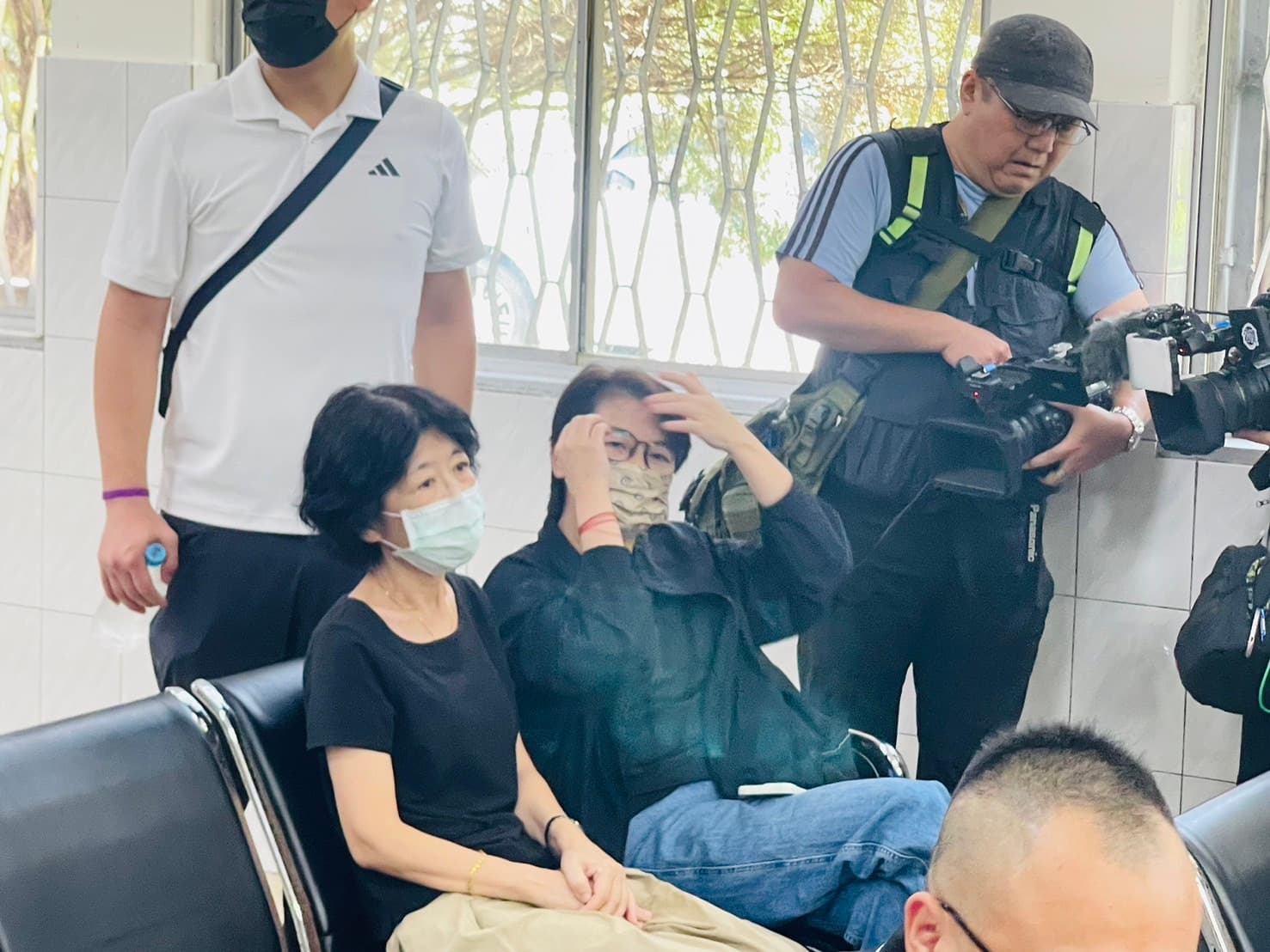 陳珮琪(左)上午在黃珊珊(右)的陪同下前往看守所送物品。