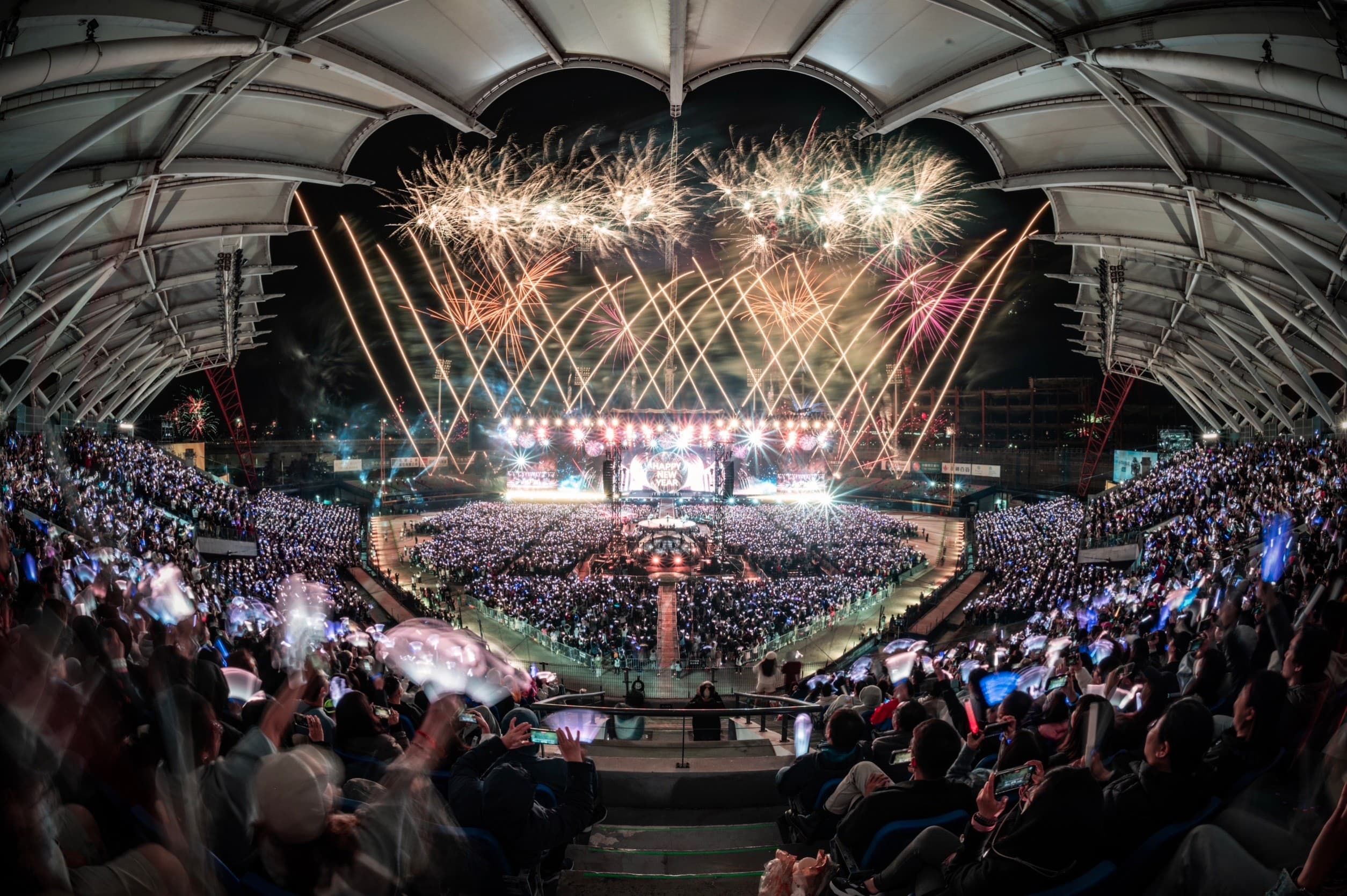 五月天與2.5萬名歌迷一起倒數送走2023,迎來2024年。(相信音樂提供)