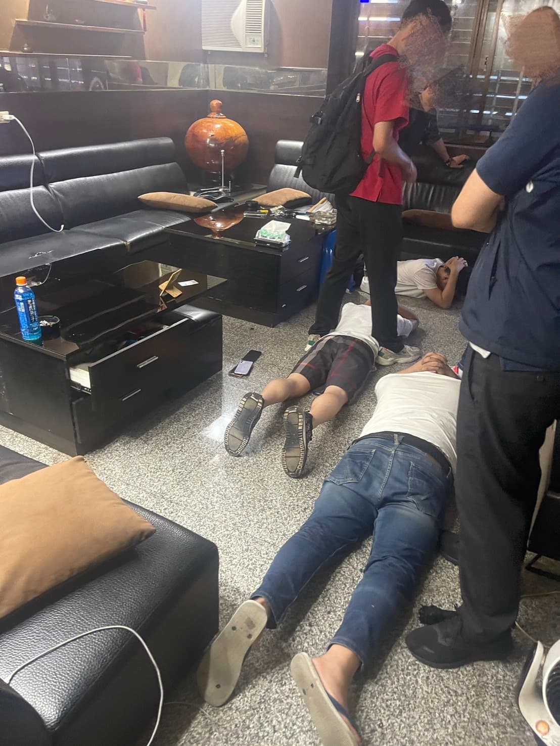 警方在茶行搜索壓制。(警方提供)