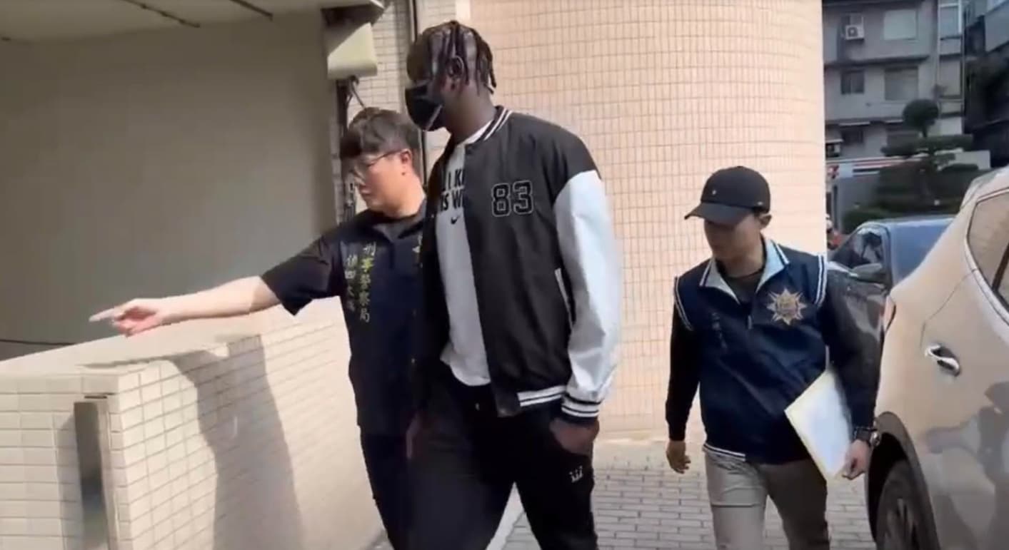 裕隆外籍球星斑霸也被帶回刑事局偵訊。(警方提供)