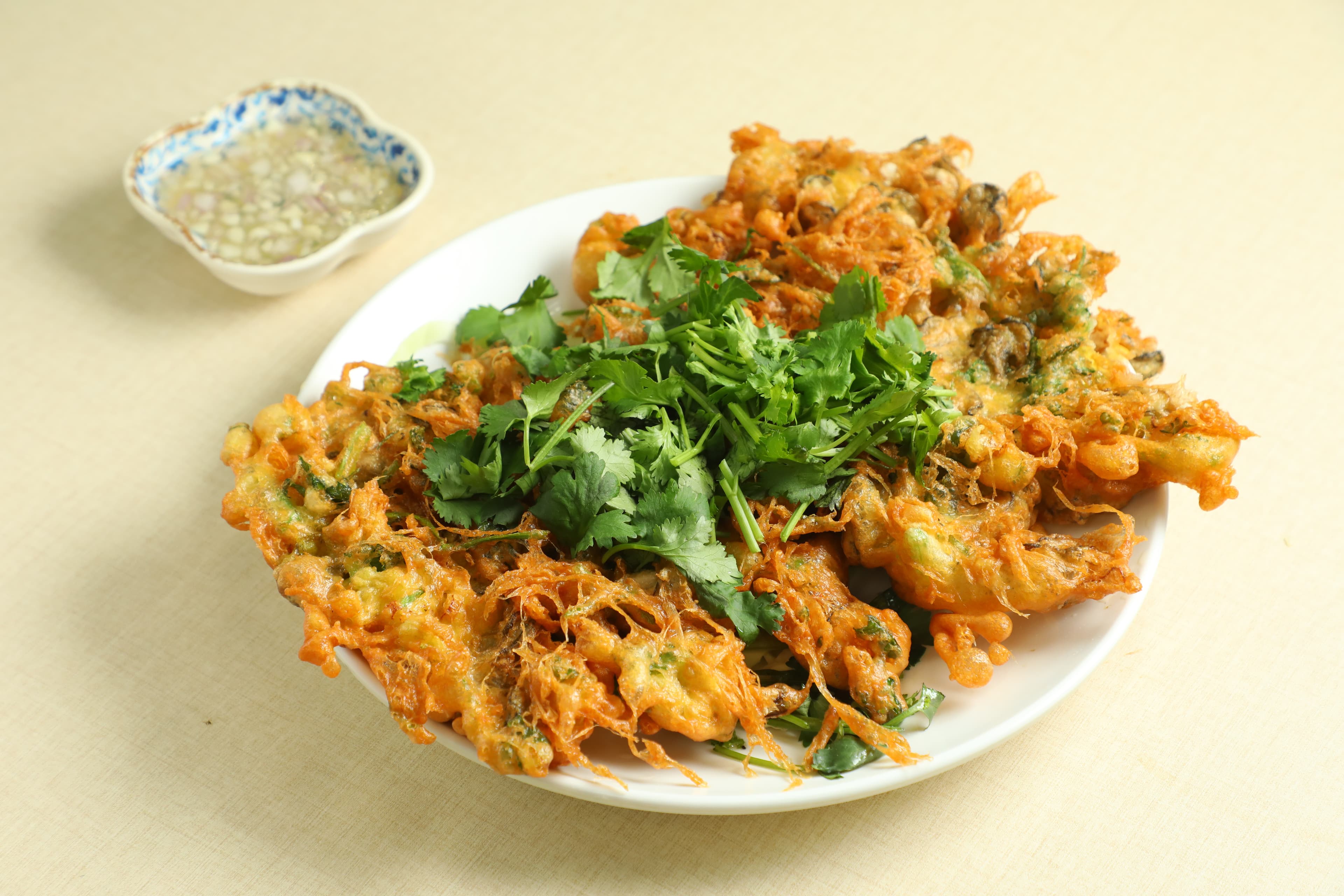 人氣菜色「潮州炸蠔餅」選用飽滿新鮮的蠔肉,分量大料也足,相當「蠔」氣。(港幣130元/份,約NT$497)