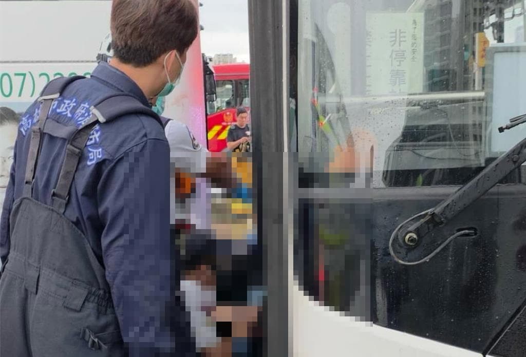 49歲張姓男公車司機疑似忘記拉手煞車,他試圖以肉身阻擋讓車輛停止,結果讓自己被2輛公車擠壓,送醫搶救不治。(翻攝畫面)