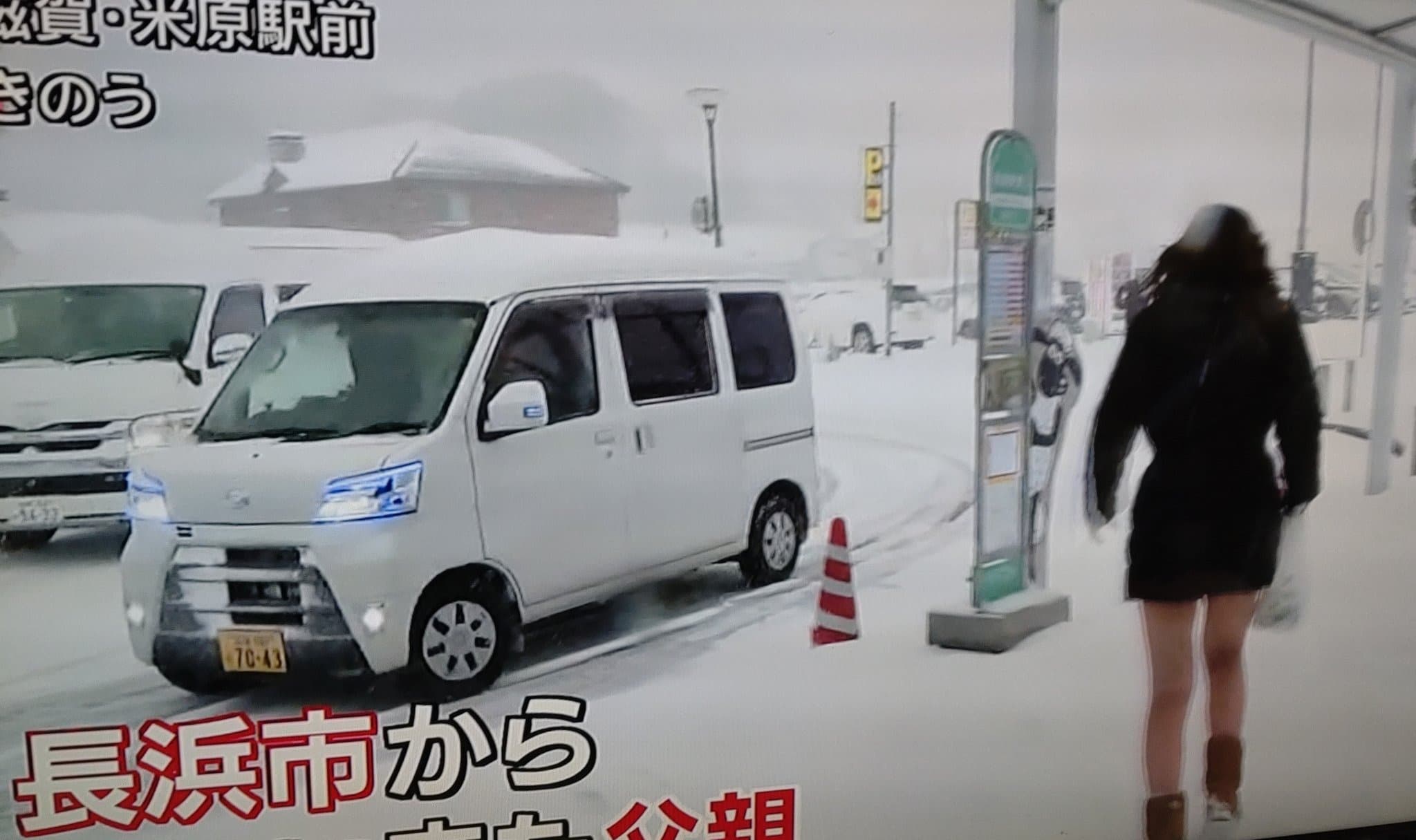 日本一名女高中生雪天裡遇到電車停駛,只能向父母求救,在車站裡受凍40分鐘。(翻攝自X@mono_nontan)