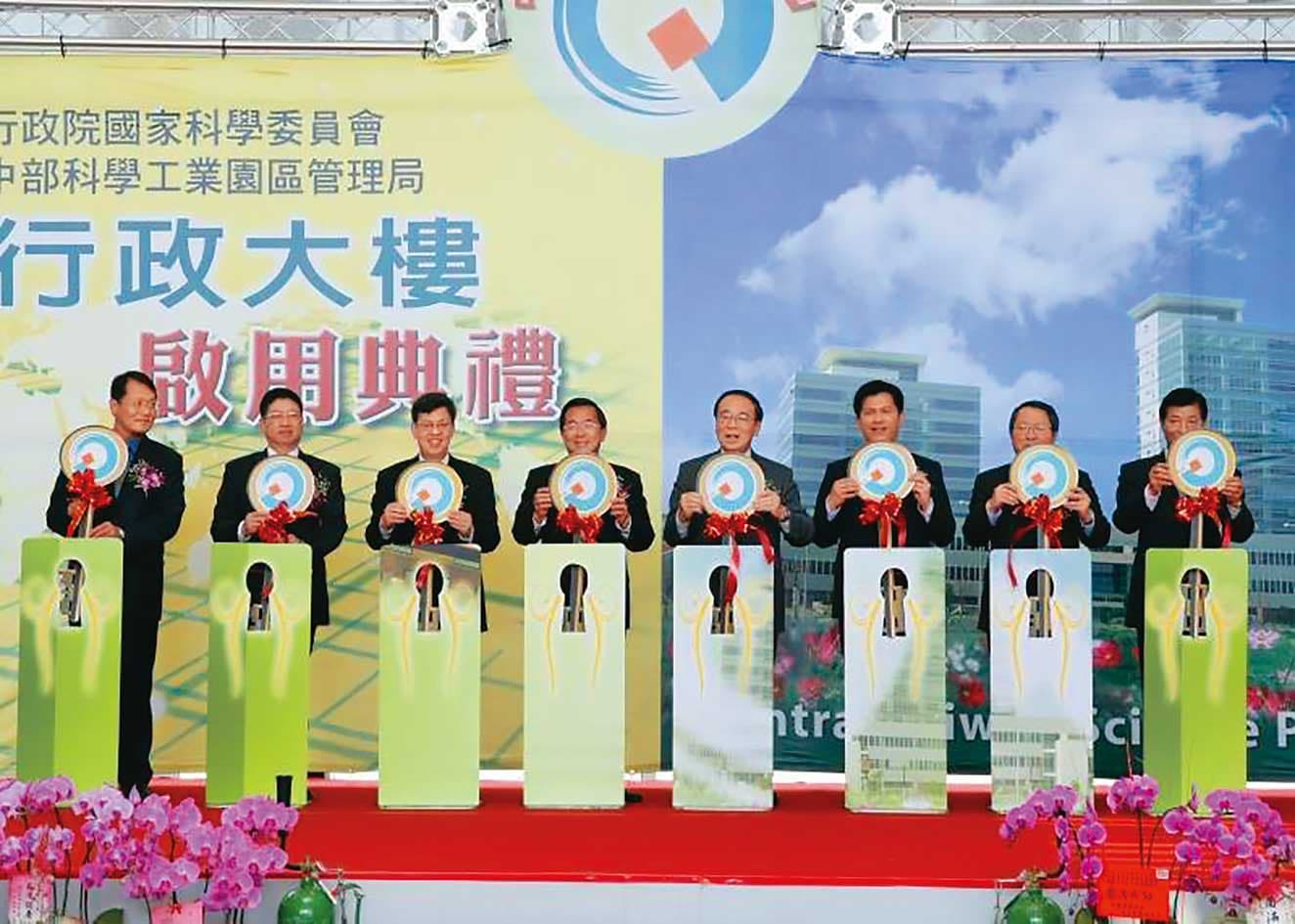 為平衡南北,並把大台中因凍省而沒落下去給追補回來,陳水扁(中)執意開發第3個科學園區—中科。(總統府提供)