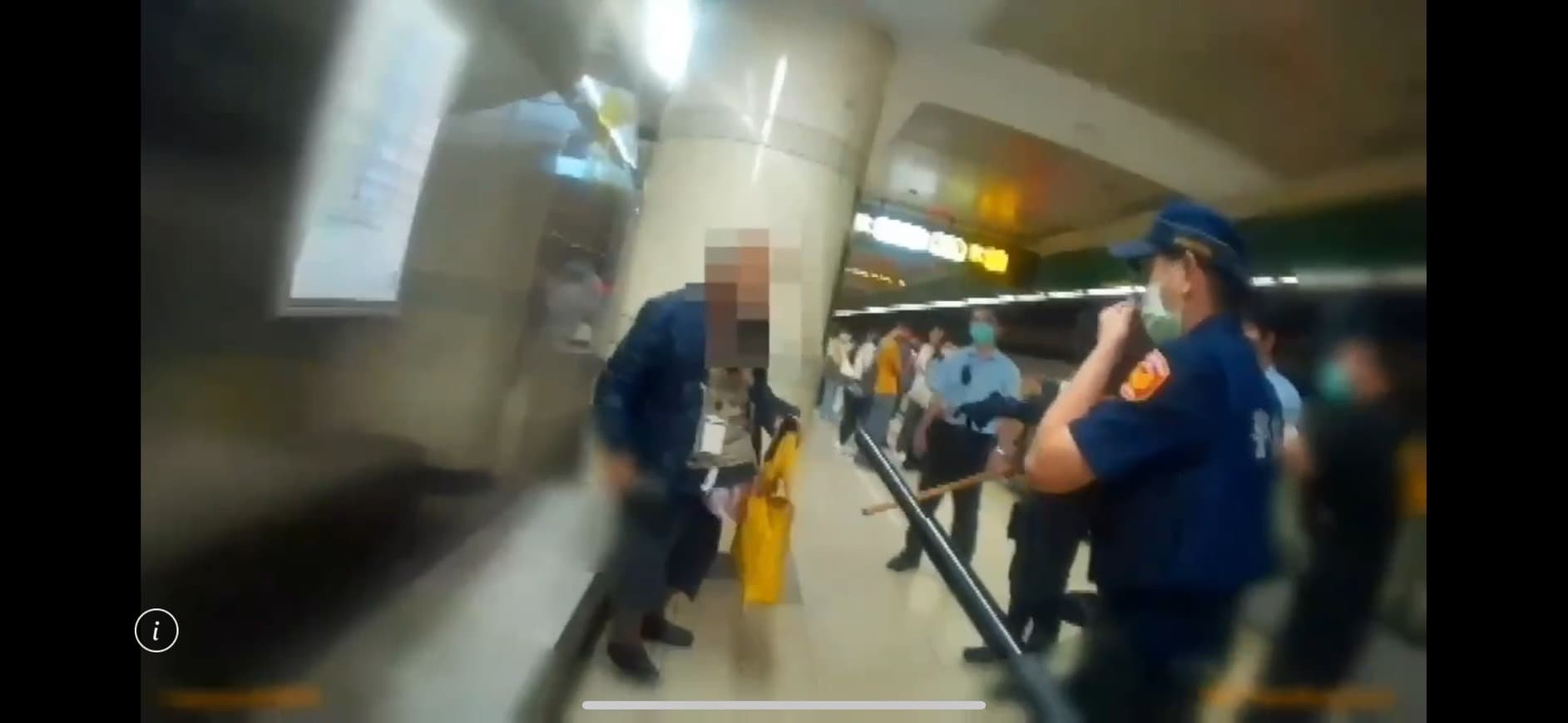 警方喝令林男放下刀械,但林男不願意形成對峙。(翻攝畫面)